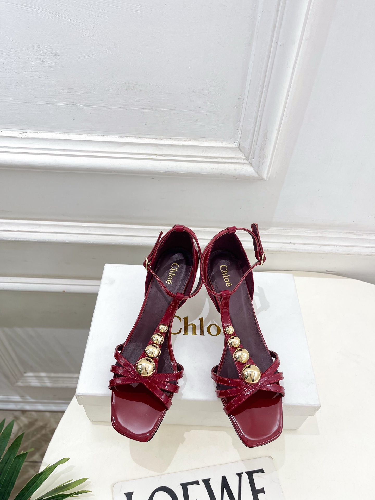 Chloé  |  克洛伊  26𝐬𝐬 ⭐️今日推荐 2026春夏新品 T字带漆皮鉚钉凉鞋 上新🆕❥ B