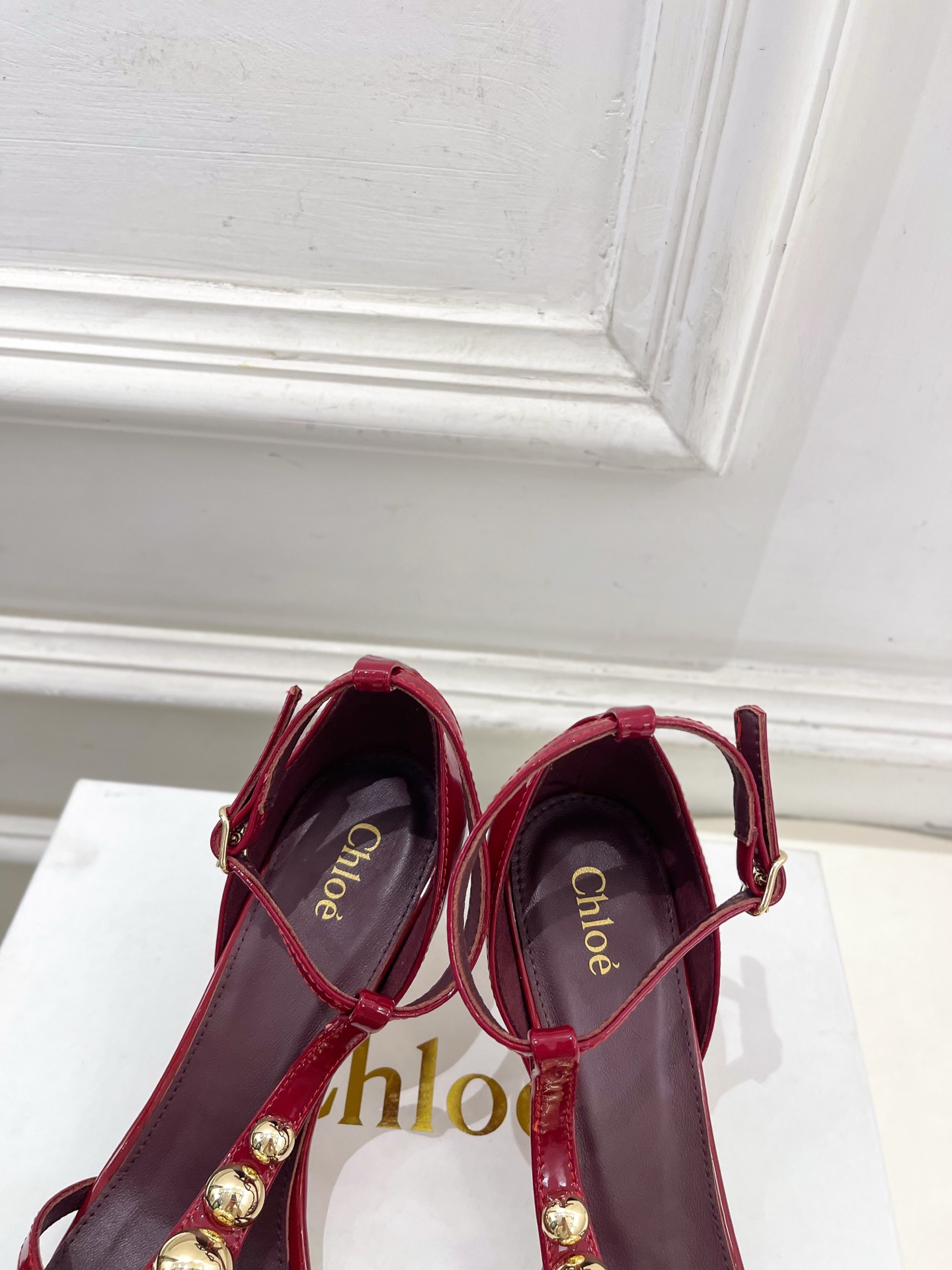 Chloé  |  克洛伊  26𝐬𝐬 ⭐️今日推荐 2026春夏新品 T字带漆皮鉚钉凉鞋 上新🆕❥ B