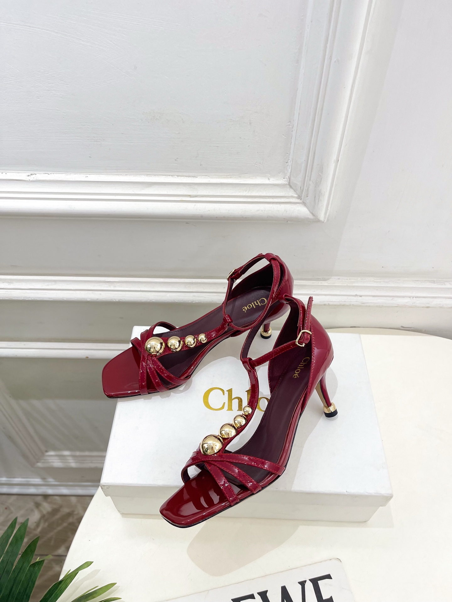 Chloé  |  克洛伊  26𝐬𝐬 ⭐️今日推荐 2026春夏新品 T字带漆皮鉚钉凉鞋 上新🆕❥ B