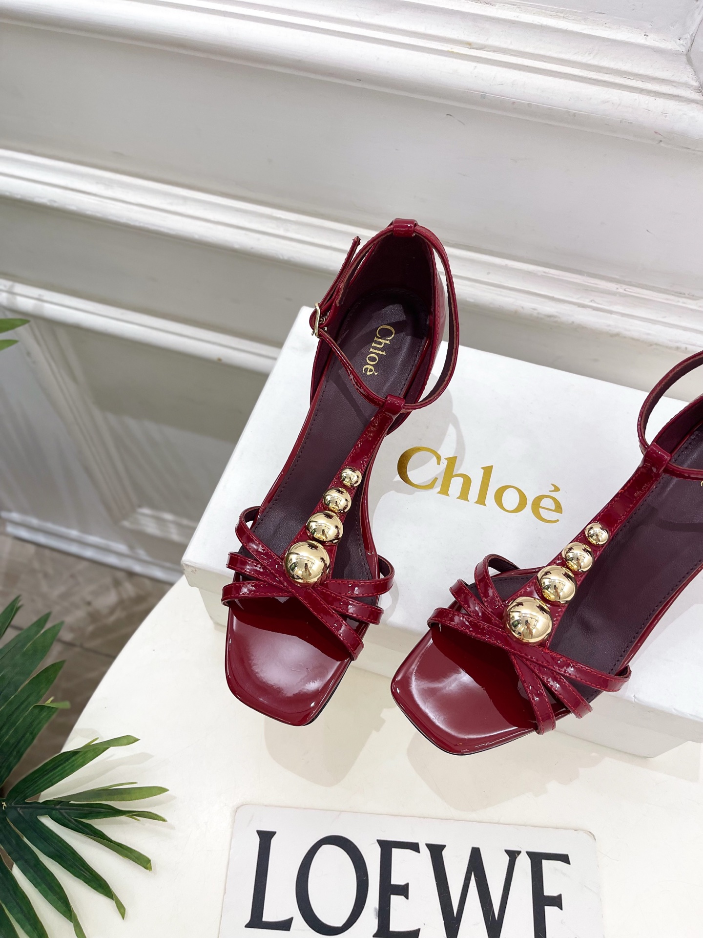 Chloé  |  克洛伊  26𝐬𝐬 ⭐️今日推荐 2026春夏新品 T字带漆皮鉚钉凉鞋 上新🆕❥ B
