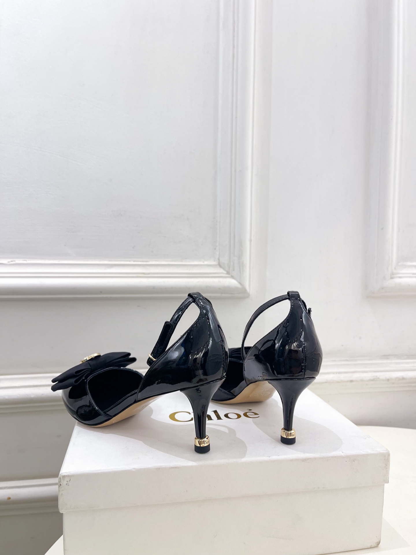 Chloé  |  克洛伊  26𝐬𝐬 ⭐️今日推荐 2026春夏新品 金币蝴蝶结漆皮中空凉鞋 上新🆕❥