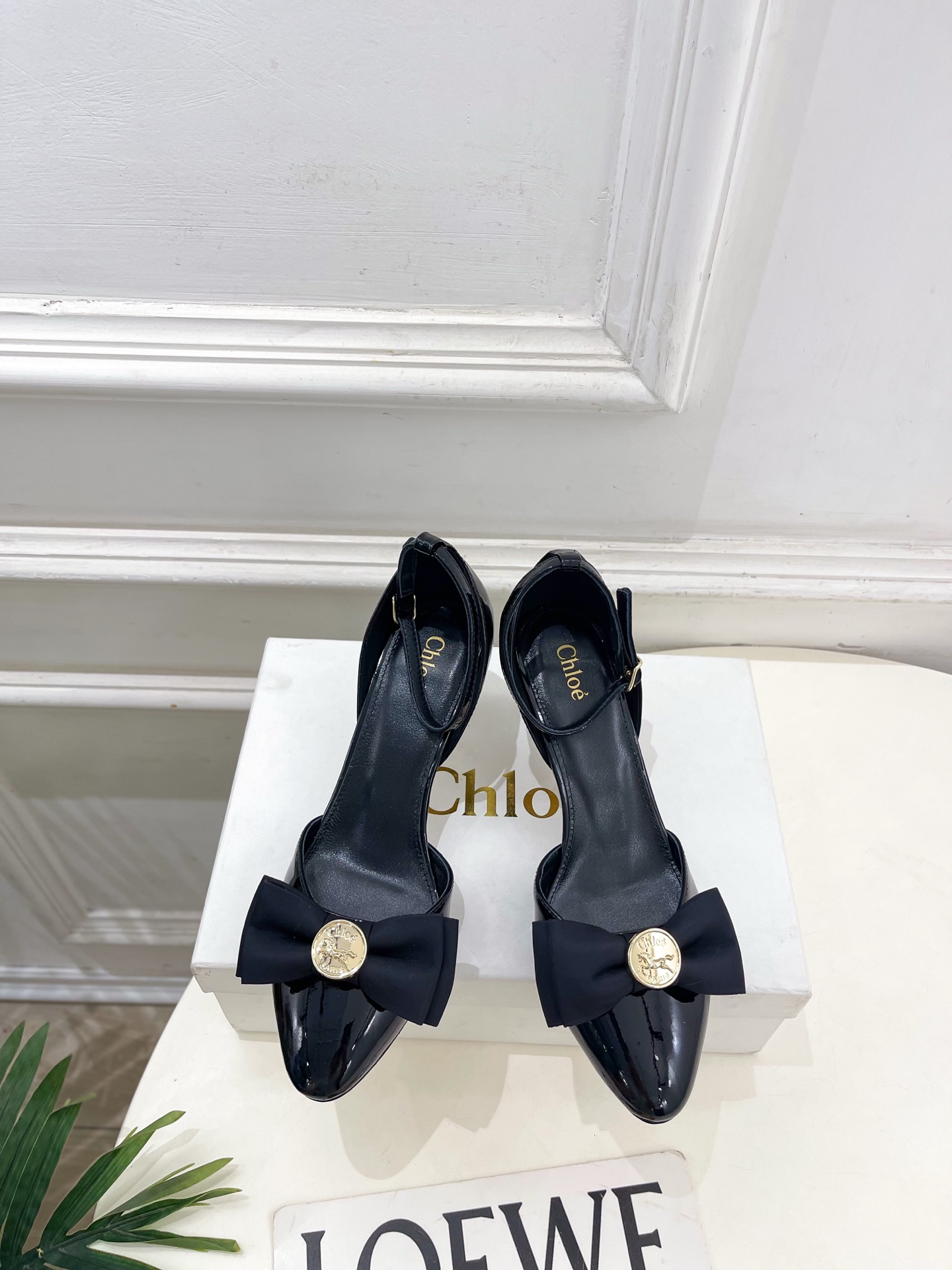 Chloé  |  克洛伊  26𝐬𝐬 ⭐️今日推荐 2026春夏新品 金币蝴蝶结漆皮中空凉鞋 上新🆕❥