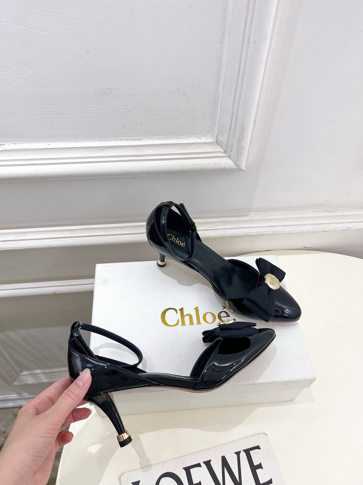 Chloé  |  克洛伊  26𝐬𝐬 ⭐️今日推荐 2026春夏新品 金币蝴蝶结漆皮中空凉鞋 上新🆕❥