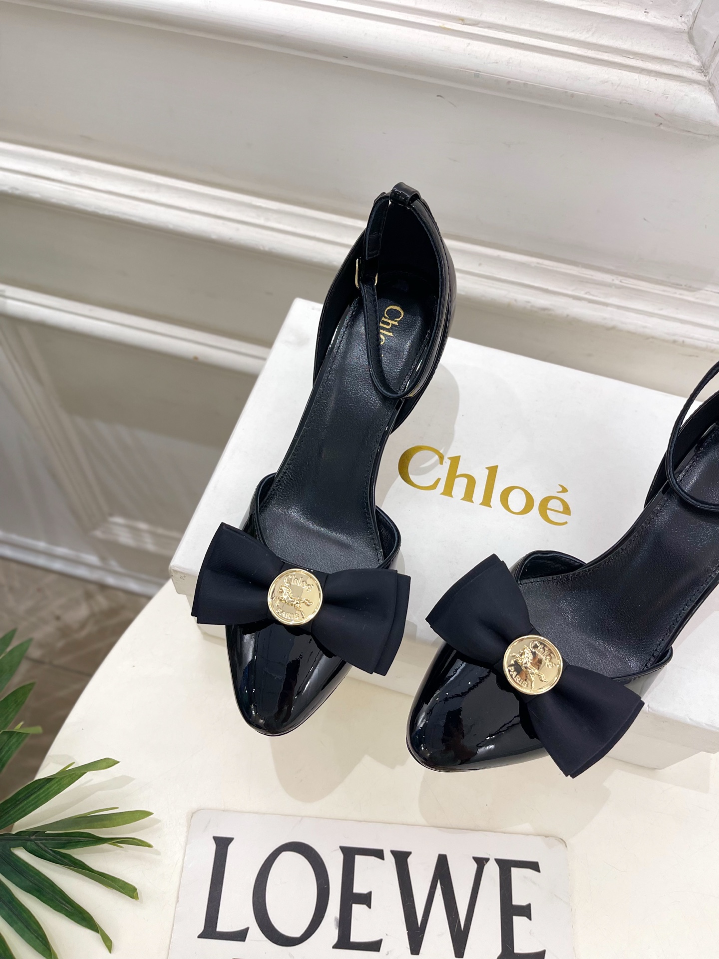 Chloé  |  克洛伊  26𝐬𝐬 ⭐️今日推荐 2026春夏新品 金币蝴蝶结漆皮中空凉鞋 上新🆕❥