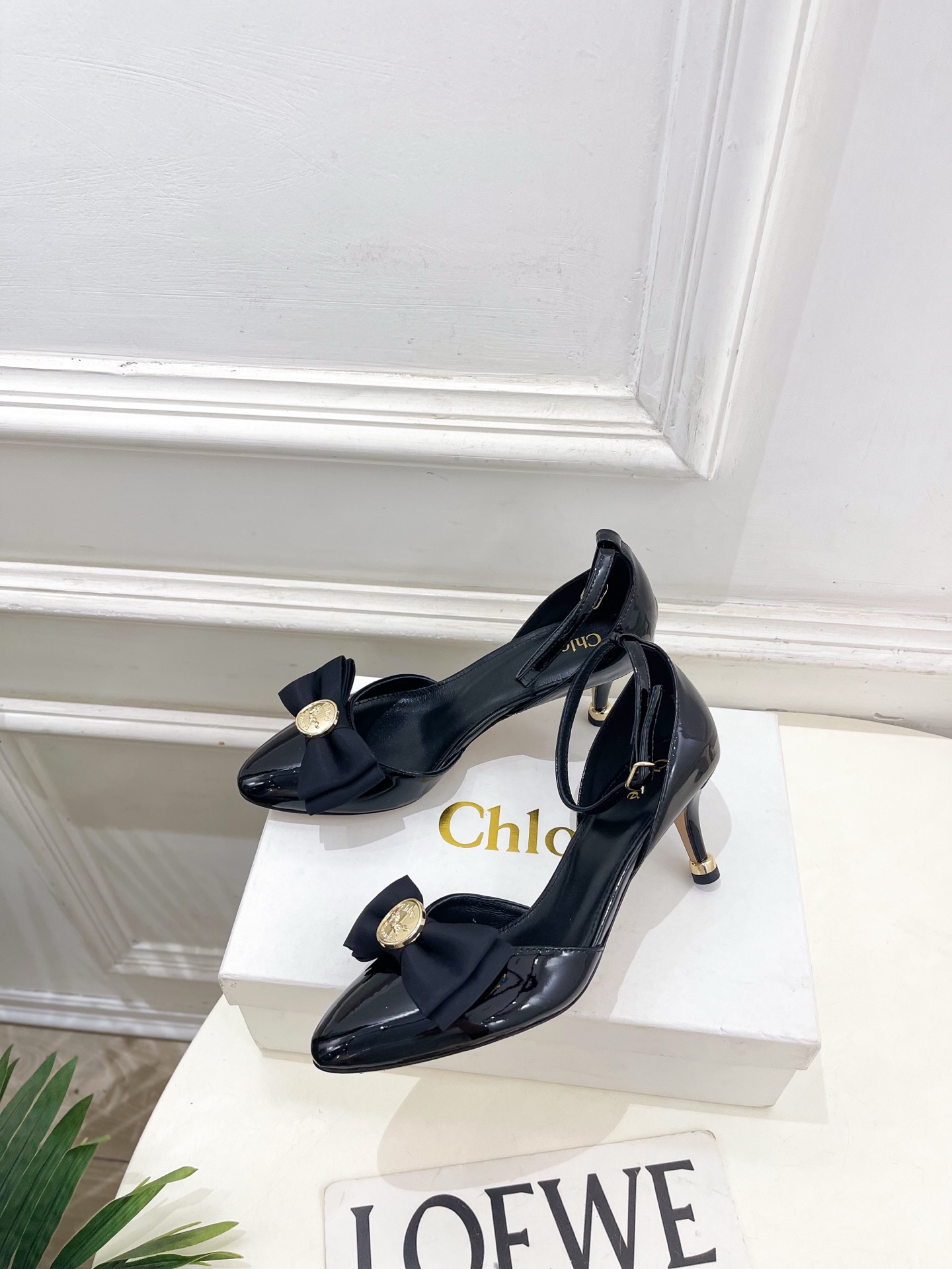 Chloé  |  克洛伊  26𝐬𝐬 ⭐️今日推荐 2026春夏新品 金币蝴蝶结漆皮中空凉鞋 上新🆕❥