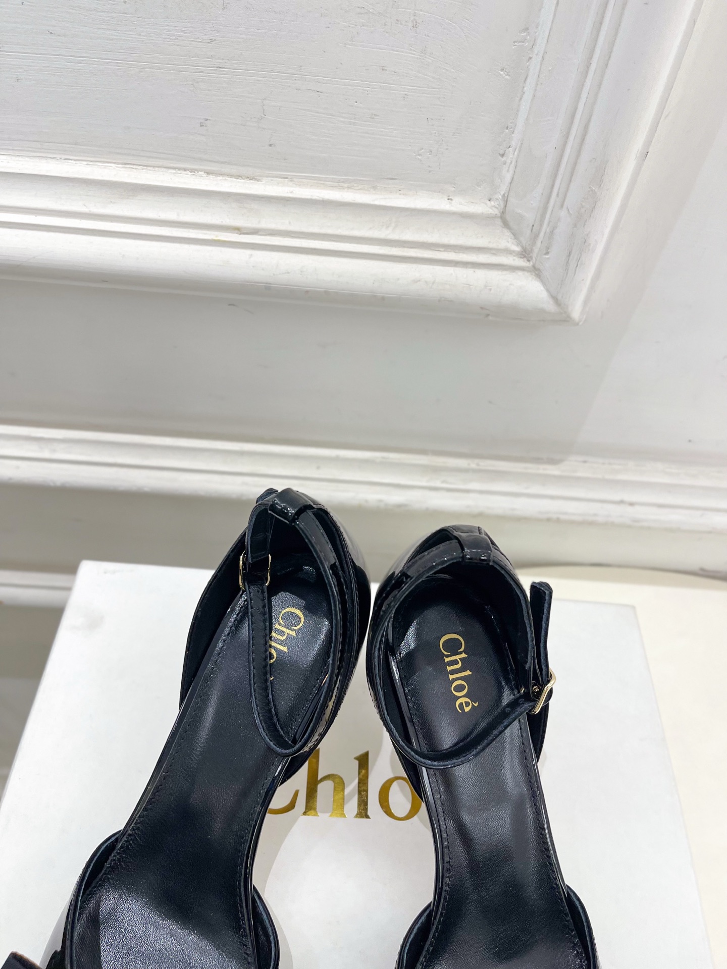 Chloé  |  克洛伊  26𝐬𝐬 ⭐️今日推荐 2026春夏新品 金币蝴蝶结漆皮中空凉鞋 上新🆕❥