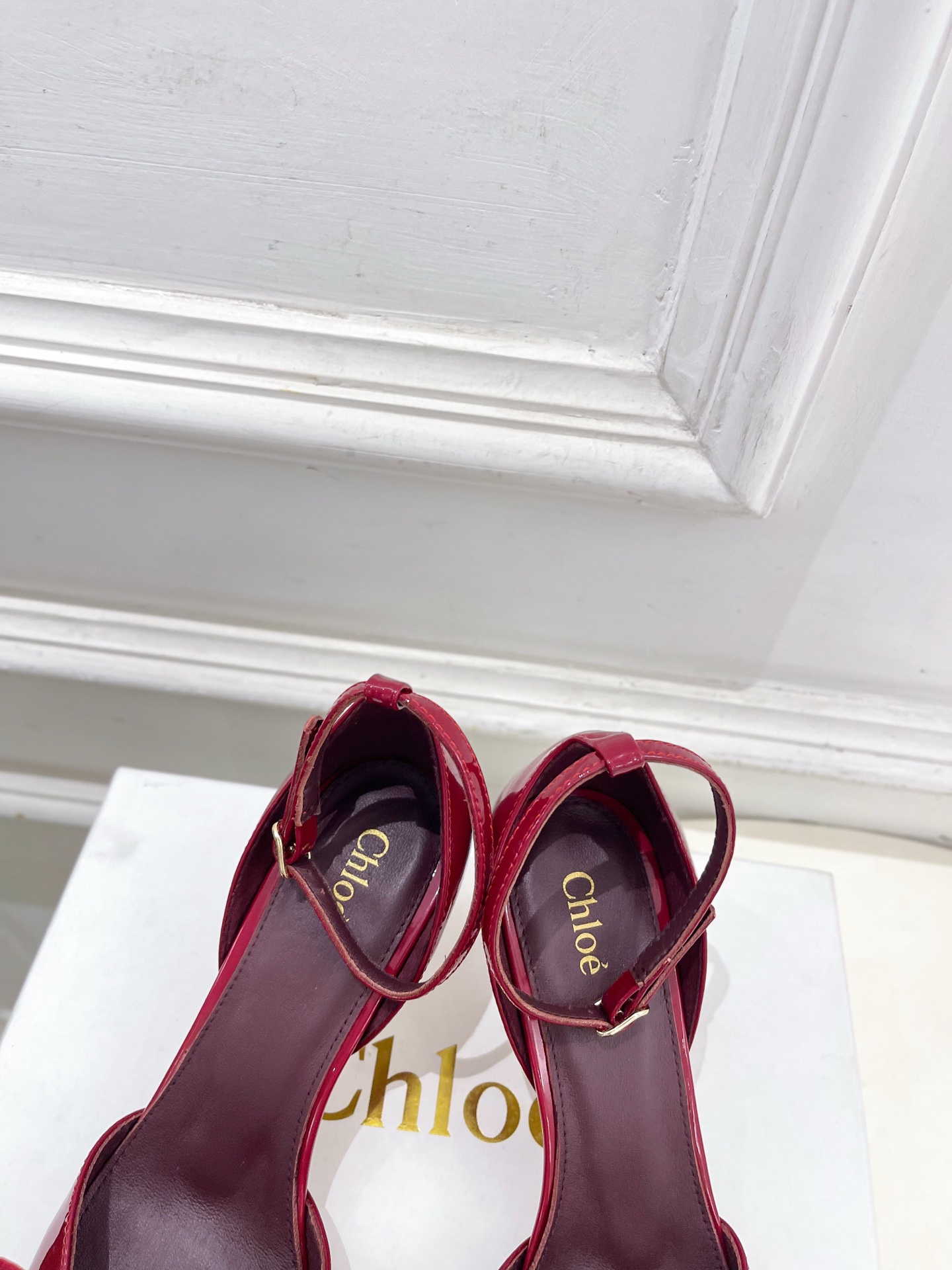 Chloé  |  克洛伊  26𝐬𝐬 ⭐️今日推荐 2026春夏新品 金币蝴蝶结漆皮中空凉鞋 上新🆕❥