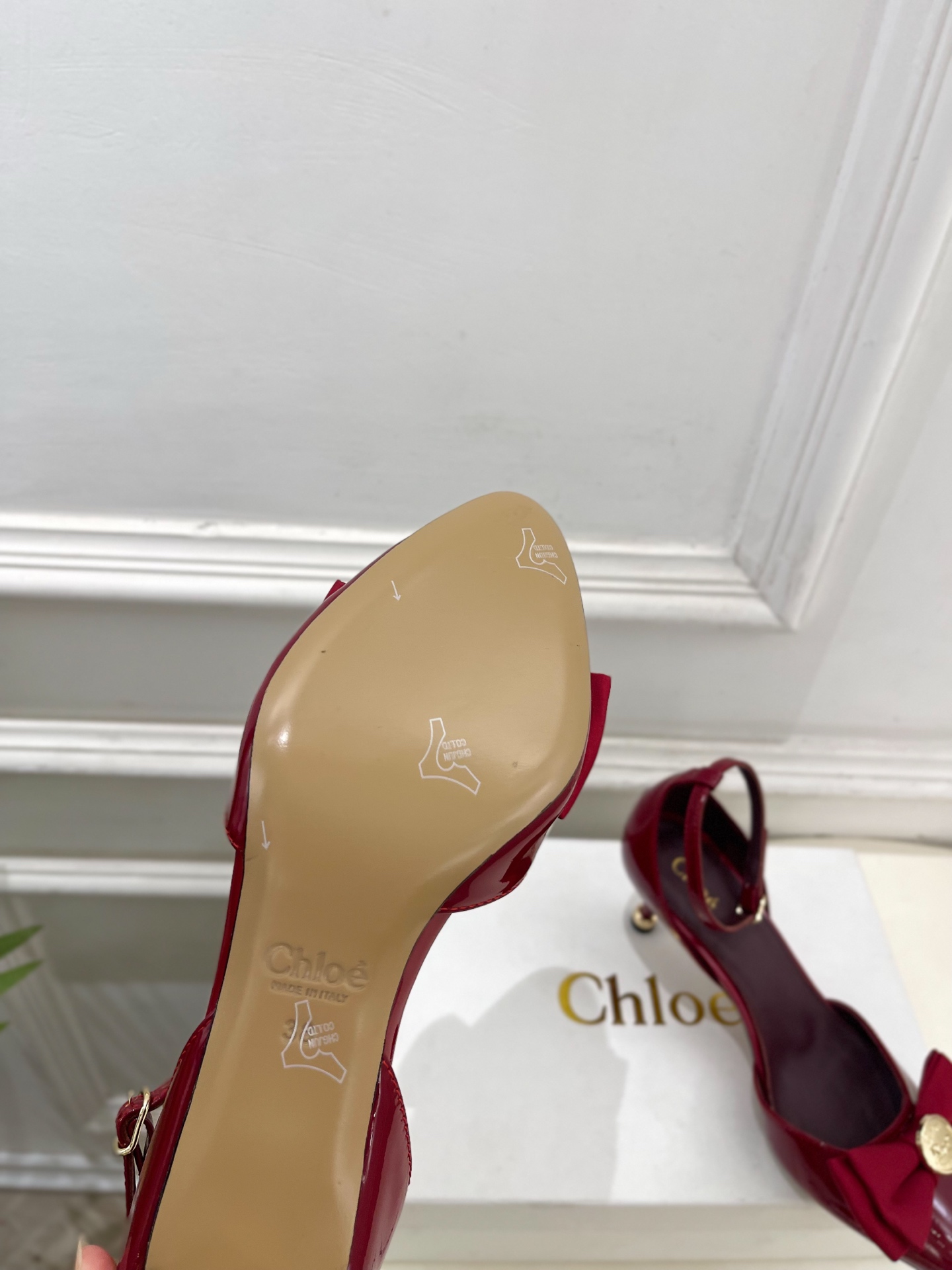 Chloé  |  克洛伊  26𝐬𝐬 ⭐️今日推荐 2026春夏新品 金币蝴蝶结漆皮中空凉鞋 上新🆕❥