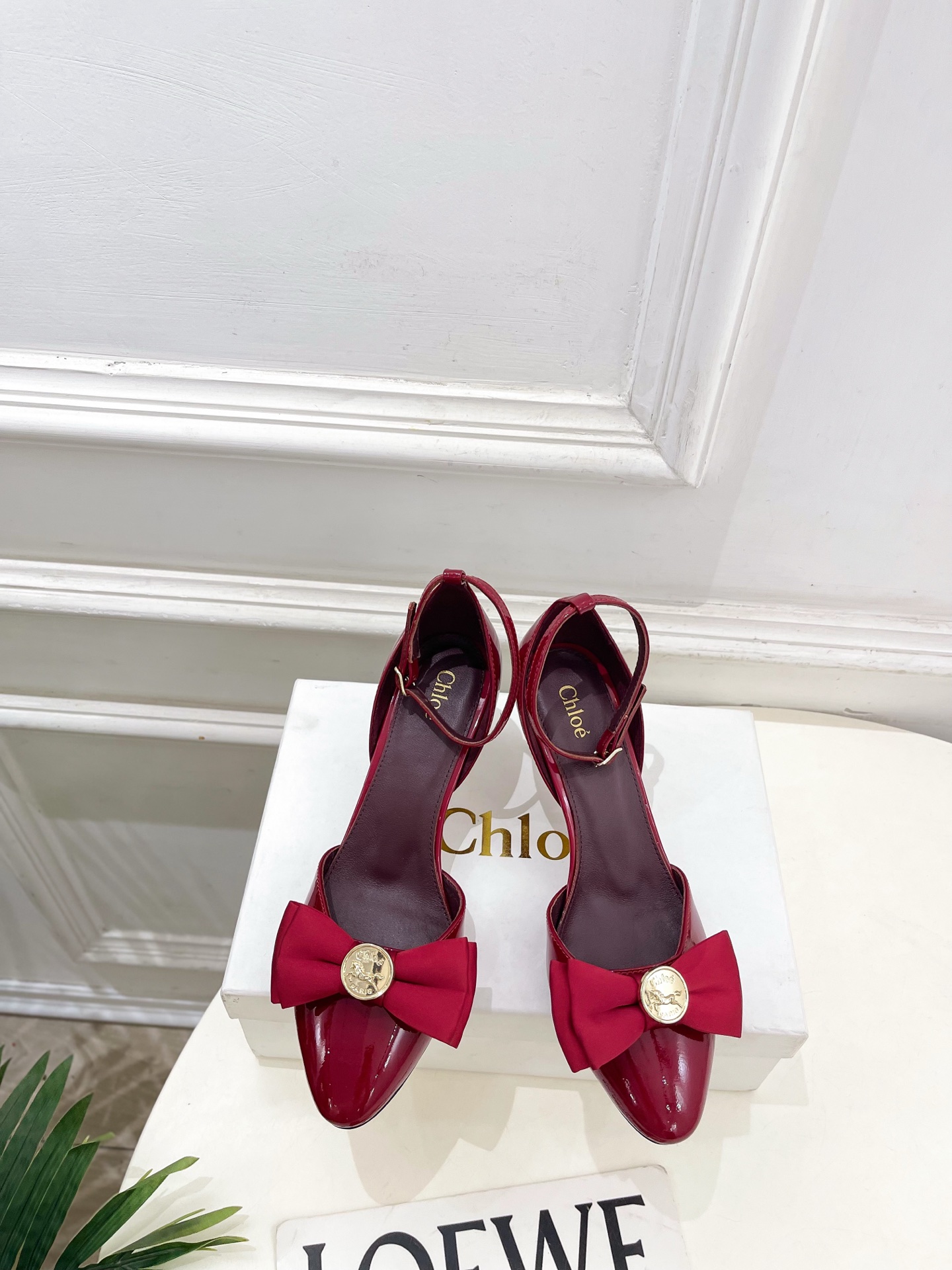 Chloé  |  克洛伊  26𝐬𝐬 ⭐️今日推荐 2026春夏新品 金币蝴蝶结漆皮中空凉鞋 上新🆕❥