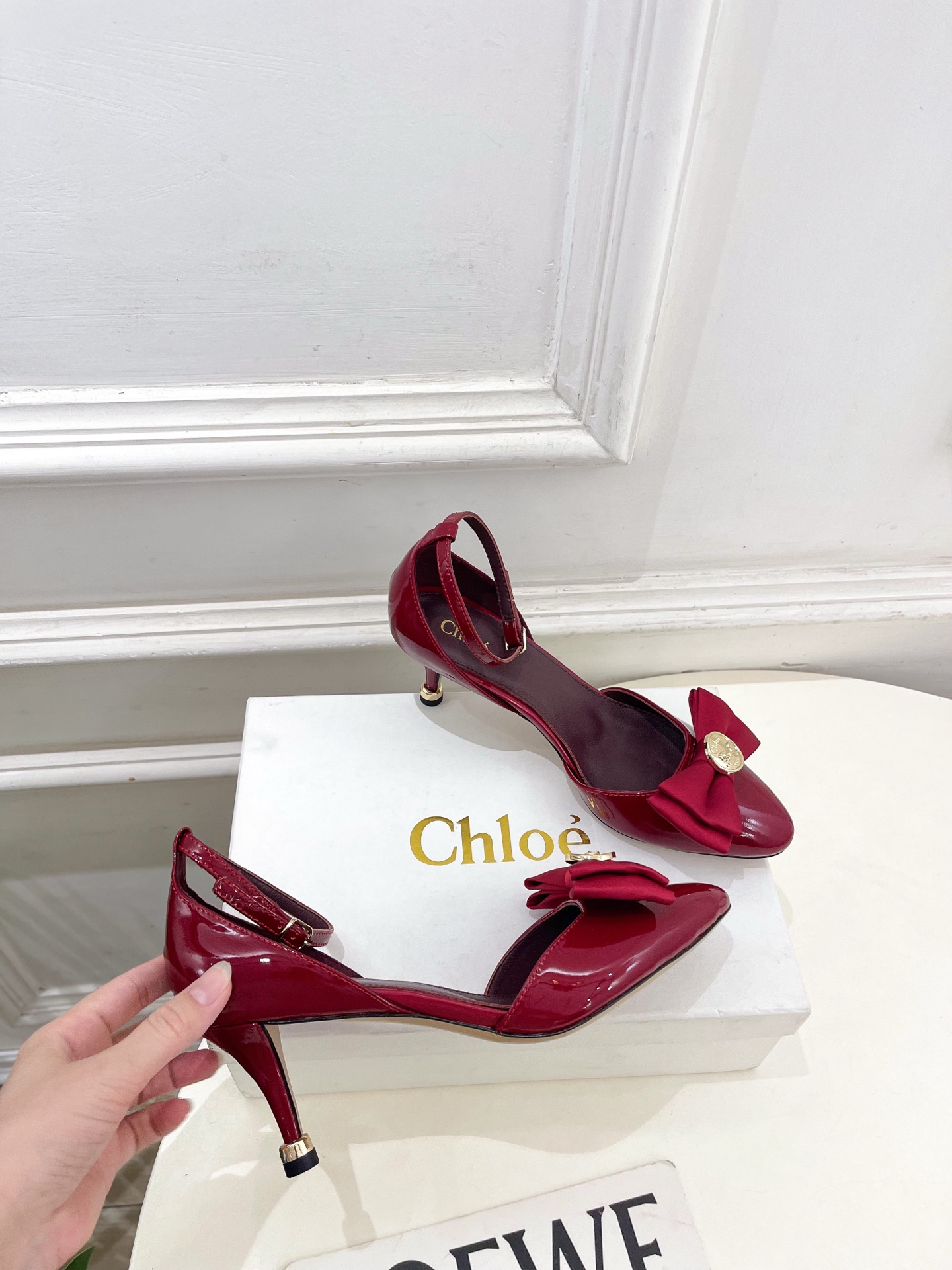 Chloé  |  克洛伊  26𝐬𝐬 ⭐️今日推荐 2026春夏新品 金币蝴蝶结漆皮中空凉鞋 上新🆕❥