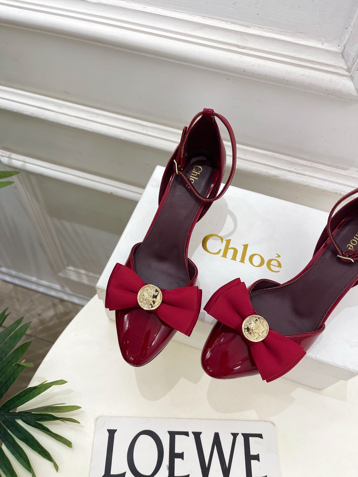 Chloé  |  克洛伊  26𝐬𝐬 ⭐️今日推荐 2026春夏新品 金币蝴蝶结漆皮中空凉鞋 上新🆕❥