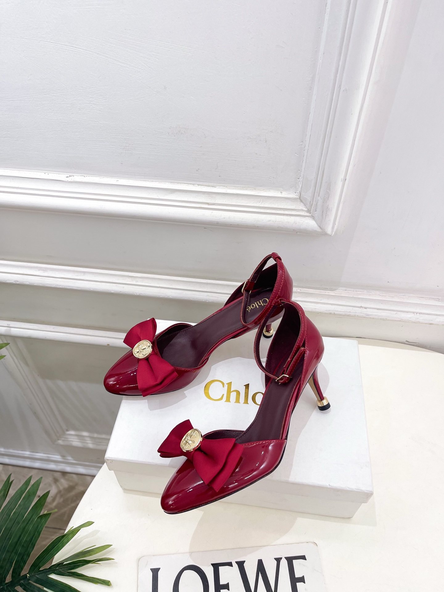 Chloé  |  克洛伊  26𝐬𝐬 ⭐️今日推荐 2026春夏新品 金币蝴蝶结漆皮中空凉鞋 上新🆕❥