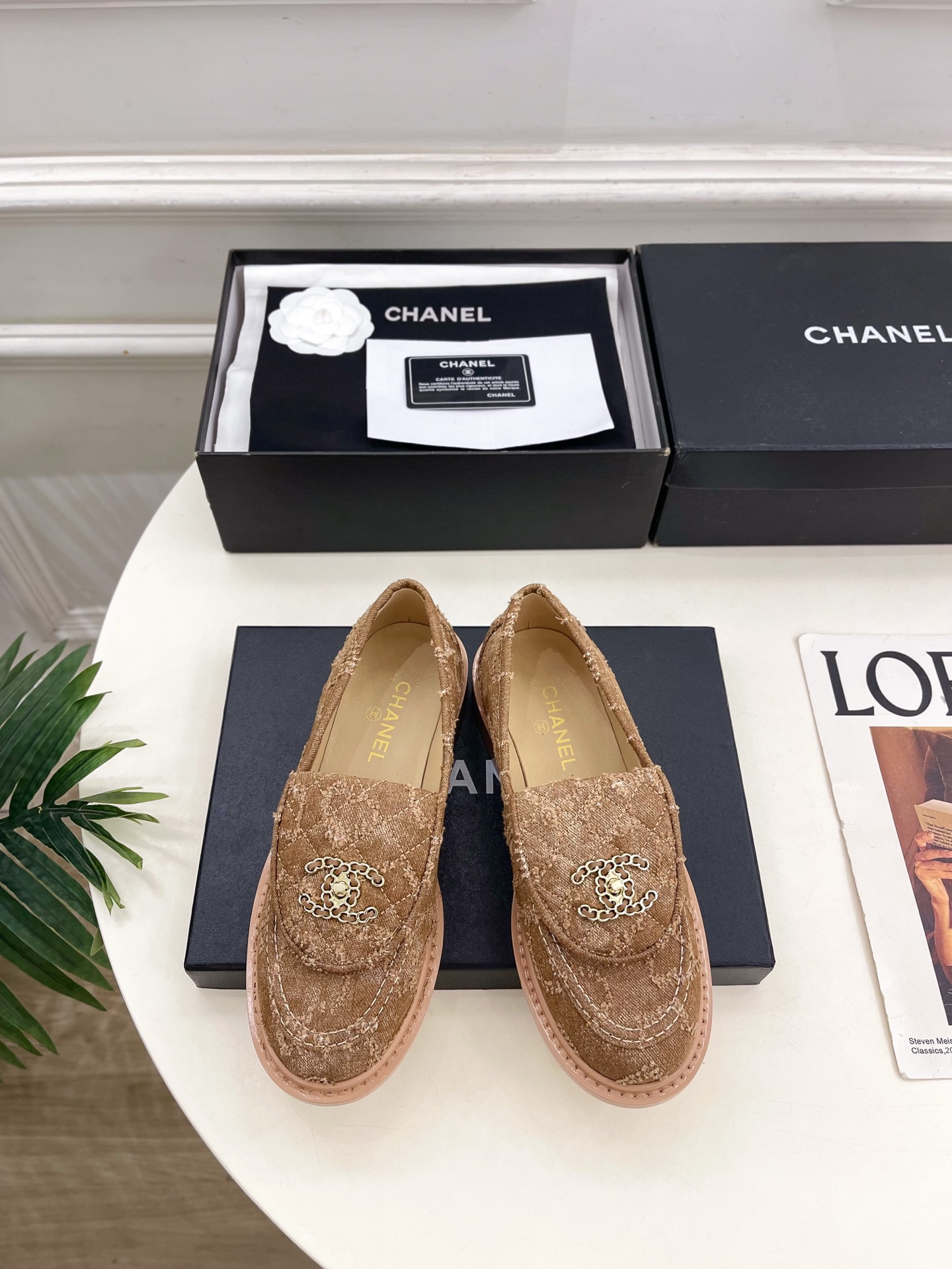 NO:905847,| Xiaoxiang 26 2026 spring and summer new products, classic catwalk models in the counter, Xiaoxiang double C clamshell school bag buckle loafers are new in the series. The absolute best in the BS fashion circle. The matching will interpret the meticulous, minimalist and classic elements that will never fade away. It will show a unique dressing style that is too beautiful to say. A must-have style in summer... ━━━━━ t ━━━━━  Original high-customized fabric for upper, imported silk sheepskin lining for outsole, original Italian leather outsole, heel height 2.5cm, shoe size: 35-39 (40.41 customized, non-refundable) No. 2604043, loafers, sheepskin, Leather soles19860909| 小香 26 2026 春夏新品 专柜经典走秀款 小香双C翻盖书包扣乐福鞋 系列上新 BS时尚圈的绝绝子 搭配将演绎着细致 极简 永不褪去的经典元素 展现与众不同的穿搭风格美到无话可说 夏季必入款…… ━━━━━ t ━━━━━ 鞋面原版高定制面料 内里进口丝绸羊皮里 大底原版意大利真皮大底 跟高2.5cm 鞋码: 35-39（40.41定制不退换） 编号2604043,乐福鞋,loafers,sheepskin,Leather soles,Women's Shoes