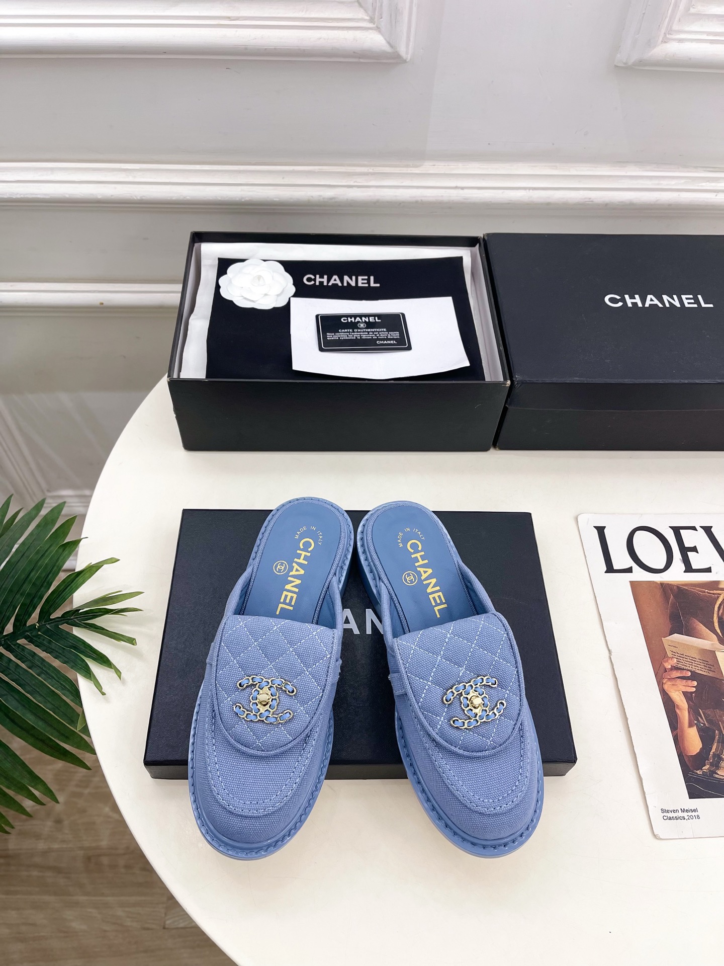 NO:905854,| Xiaoxiang 26 2026 spring and summer new products, classic catwalk models in the counter, Xiaoxiang double C flip school bag buckle Loaf half slippers, new series, the absolute best in the BS fashion circle, the matching will interpret the meticulous, minimalist, classic elements that will never fade away, showing a unique dressing style that is too beautiful to say, a must-have for summer... ━━━━━ t  ━━━━━ Original high-custom fabric for the upper, imported silk sheepskin lining, original Italian leather outsole, heel height 2.5cm, shoe size: 35-39 (40.41 customized, non-returnable) No. 2604043, loafers, slippers, sheepskin, Leather soles19860909| 小香 26 2026 春夏新品 专柜经典走秀款 小香双C翻盖书包扣乐福半拖鞋 系列上新 BS时尚圈的绝绝子 搭配将演绎着细致 极简 永不褪去的经典元素 展现与众不同的穿搭风格美到无话可说 夏季必入款…… ━━━━━ t ━━━━━ 鞋面原版高定制面料 内里进口丝绸羊皮里 大底原版意大利真皮大底 跟高2.5cm 鞋码: 35-39（40.41定制不退换） 编号2604043,乐福鞋,loafers,slippers,sheepskin,Leather soles,Women's Shoes