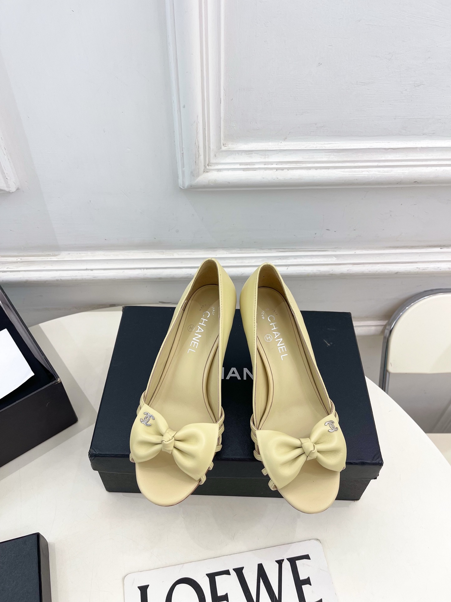 NO:783238,| Xiaoxiang 26 2026 spring and summer new products, classic catwalk models in the counter, Xiaoxiang double C bow fish mouth high heels are new in the series. The absolute best in the BS fashion circle. The matching will interpret the meticulous, minimalist and classic elements that will never fade away, showing a unique dressing style that is too beautiful to say. A must-have style in summer... ━━━━━ t ━━━━━  Highly customized original fabric for upper, imported silk sheepskin lining for outsole, original Italian leather outsole, heel height 7cm, shoe size: 35-39 (40.41 customized, non-returnable) No. 2604043, high heels sandals, sandals, high heels, sheepskin, Leather soles19860909| 小香 26 2026 春夏新品 专柜经典走秀款 小香双C蝴蝶结鱼嘴高跟鞋 系列上新 BS时尚圈的绝绝子 搭配将演绎着细致 极简 永不褪去的经典元素 展现与众不同的穿搭风格美到无话可说 夏季必入款…… ━━━━━ t ━━━━━ 鞋面高定制原版面料 内里进口丝绸羊皮里 大底原版意大利真皮大底 跟高7cm 鞋码: 35-39（40.41定制不退换） 编号2604043,高跟鞋凉鞋,sandals,high heels,sheepskin,Leather soles,Women's Shoes