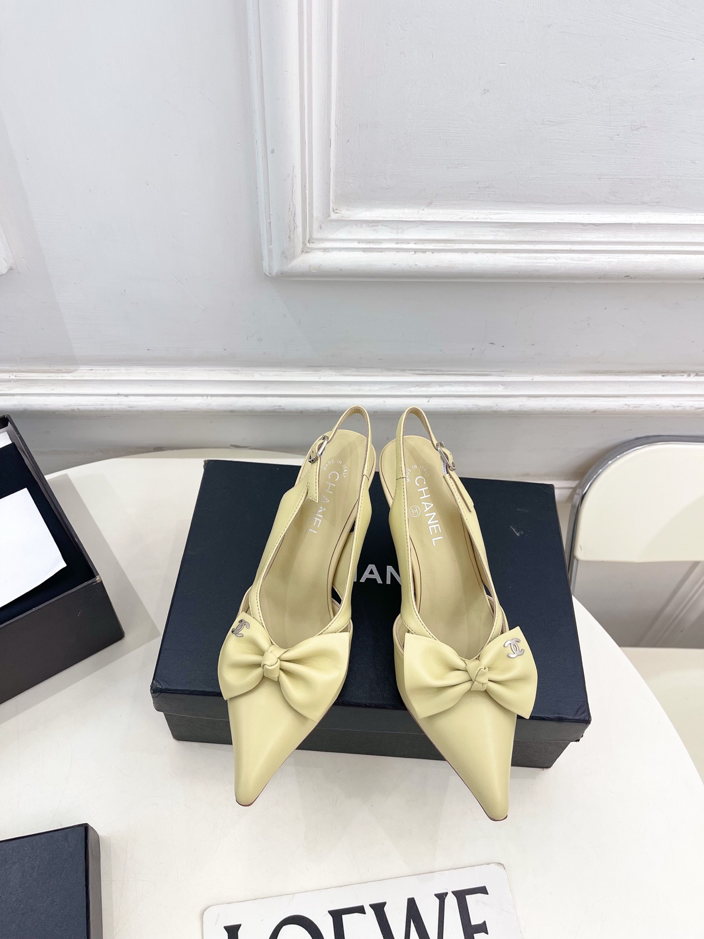 NO:783247,| Xiaoxiang 26 2026 spring and summer new products, classic catwalk style in the counter, Xiaoxiang double C bow pointed toe back empty sandals are new in the series. The absolute best in the BS fashion circle. The matching will interpret the meticulous, minimalist and classic elements that will never fade away. It will show a unique dressing style that is too beautiful to say. A must-have style in summer... ━━━━━ t ━━━━━  Highly customized original fabric for upper, imported silk sheepskin lining for outsole, original Italian leather outsole, heel height 7cm, shoe size: 35-39 (40.41 customized, non-returnable) No. 2604043, high heels sandals, sandals, high heels, sheepskin, Leather soles19860909| 小香 26 2026 春夏新品 专柜经典走秀款 小香双C蝴蝶结尖头后空凉鞋 系列上新 BS时尚圈的绝绝子 搭配将演绎着细致 极简 永不褪去的经典元素 展现与众不同的穿搭风格美到无话可说 夏季必入款…… ━━━━━ t ━━━━━ 鞋面高定制原版面料 内里进口丝绸羊皮里 大底原版意大利真皮大底 跟高7cm 鞋码: 35-39（40.41定制不退换） 编号2604043,高跟鞋凉鞋,sandals,high heels,sheepskin,Leather soles,Women's Shoes