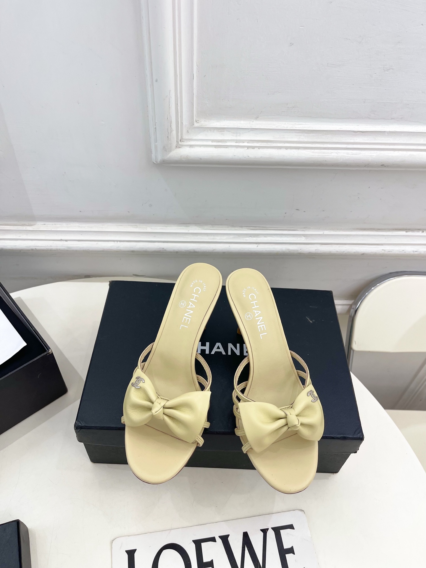 NO:783173,| Xiaoxiang 26 2026 spring and summer new products, classic catwalk models in the counter, Xiaoxiang double C bow high-heeled slippers are new in the series. The absolute best in the BS fashion circle. The matching will interpret the meticulous, minimalist and never-fading classic elements, showing a unique dressing style that is too beautiful to say. A must-have item for summer... ━━━━━ t ━━━━━  Highly customized original fabric for upper, imported silk sheepskin lining, outsole, original Italian leather outsole, heel height 7cm, shoe size: 35-39 (40.41 customization is non-returnable) No. 2604043, high heels sandals, sandals, high heels, slippers, sheepskin, Leather soles19860909| 小香 26 2026 春夏新品 专柜经典走秀款 小香双C蝴蝶结高跟拖鞋 系列上新 BS时尚圈的绝绝子 搭配将演绎着细致 极简 永不褪去的经典元素 展现与众不同的穿搭风格美到无话可说 夏季必入款…… ━━━━━ t ━━━━━ 鞋面高定制原版面料 内里进口丝绸羊皮里 大底原版意大利真皮大底 跟高7cm 鞋码: 35-39（40.41定制不退换） 编号2604043,高跟鞋凉鞋,sandals,high heels,slippers,sheepskin,Leather soles,Women's Shoes