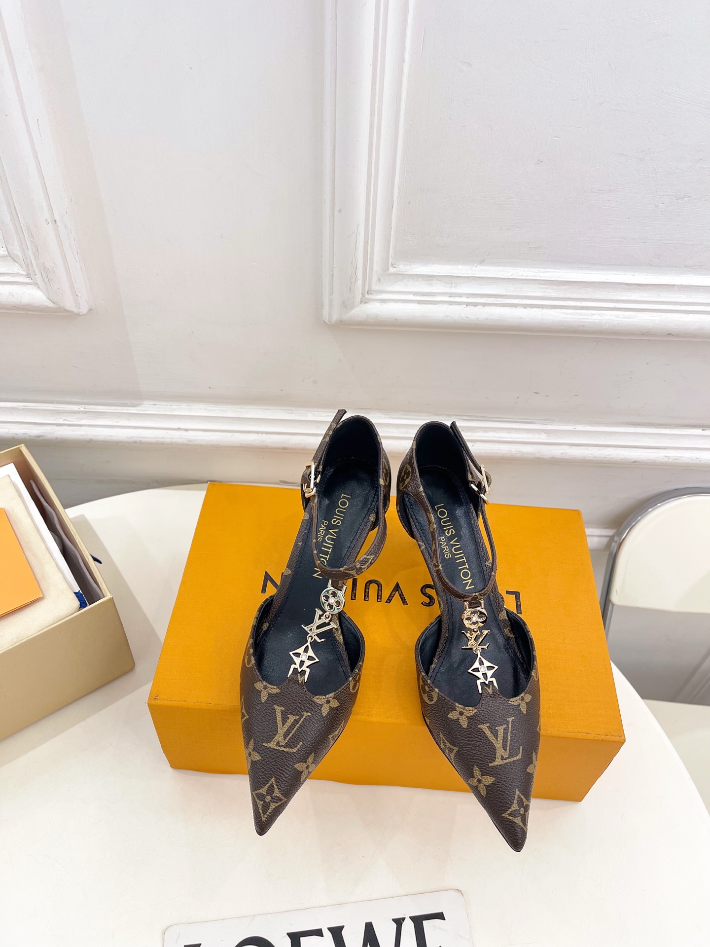 NO:783230,LV | Louis Vuitton 26 2026 Spring and Summer New Style The top version is the same as the original version. The counter focuses on the latest T-shaped pointed-toe high heels with metal buckles. Hard goods are new. BS purchasing level!  Full of high-end feel!  A popular model among bloggers at home and abroad, it is retro, fashionable and looks great on your feet!  Official website main recommendation★ ━━━━━ t ━━━━━ Original high-customized presbyopia/cow leather upper, imported goat leather lining, original Italian genuine leather outsole, heel height 6cm, shoe size: 35-39 (40.41 customized, non-returnable) No. 2604045, high-heeled sandals, louis vuitton, louis  vuitton,sandals,high heels,cowhide,sheepskin,Leather soles19860909LV | 路易威登 26 2026春夏新款 顶级版本原版一致 专柜主打最新款 T字带金属扣尖头高跟鞋 硬货上新 BS代购级别！高级感十足！国内外博主刷爆的一款,复古又时髦上脚美炸了！官网主推款★ ━━━━━ t ━━━━━ 鞋面原版高定制老花/牛皮 内里进口山羊皮里 大底原版意大利真皮大底 跟高 6cm 鞋码: 35-39（40.41定制不退换） 编号2604045,高跟鞋凉鞋,louis vuitton,louis vuitton,sandals,high heels,cowhide,sheepskin,Leather soles,Women's Shoes