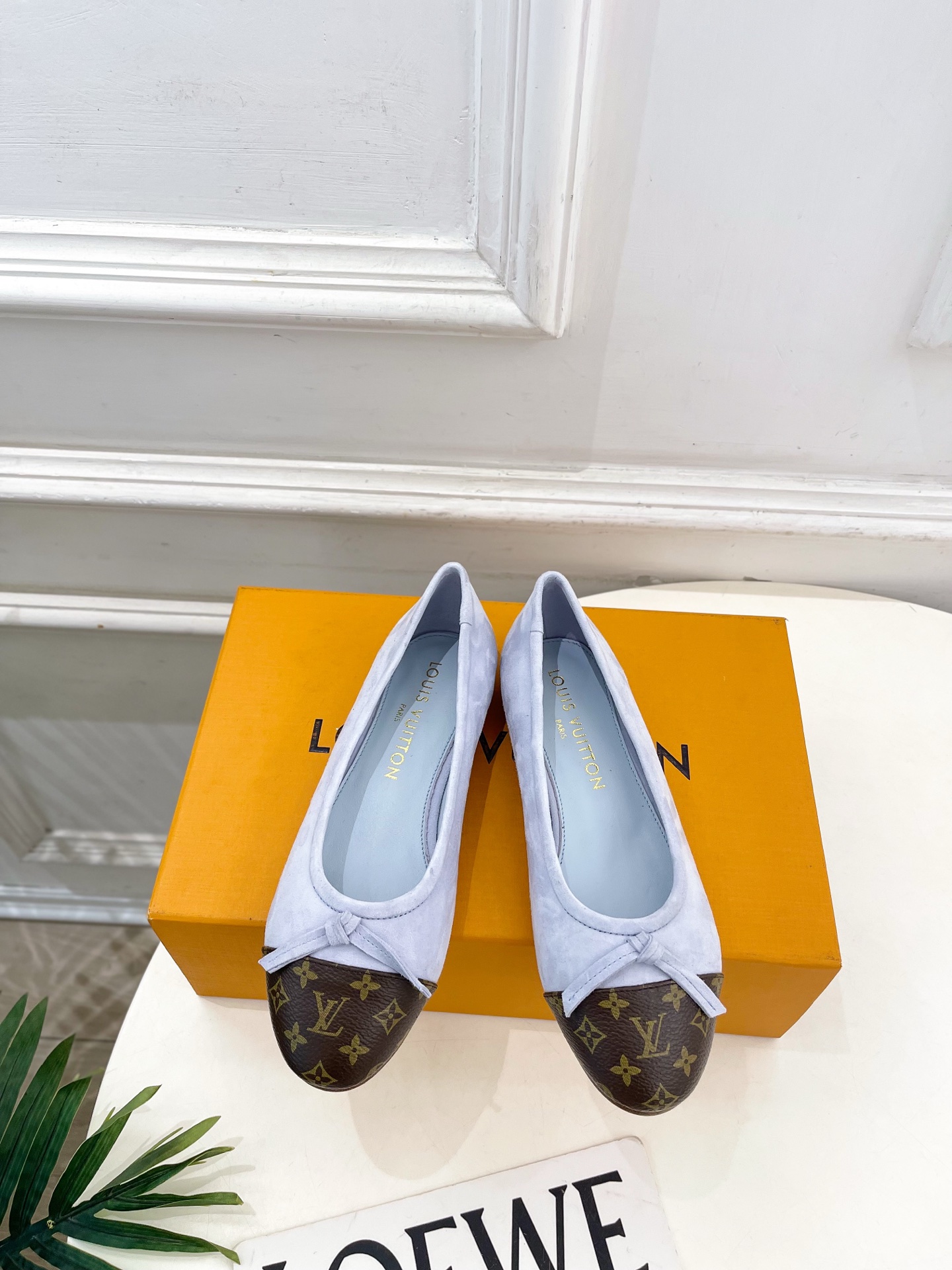 NO:783221,LV | Louis Vuitton 26 2026 spring and summer new products. The top version is the same as the original version. The counter focuses on the latest LV bow flat ballet shoes. Hard goods are new. BS purchasing level!  Full of high-end feel!  A popular model among bloggers at home and abroad, it is retro, fashionable and looks great on your feet!  Official website main recommendation★ ━━━━━ t ━━━━━ Original high-customized sheepskin/sheepskin upper, imported sheepskin lining, original Italian leather outsole, shoe size: 35-39 (34, 40, 41, 42 customized) No. 2604007, ballet shoes, louis vuitton, louis  vuitton,sheepskin,sheep,Leather soles19860909LV | 路易威登 26 2026春夏新品 顶级版本原版一致 专柜主打最新款LV 蝴蝶结平底芭蕾舞鞋 硬货上新 BS代购级别！高级感十足！国内外博主刷爆的一款,复古又时髦上脚美炸了！官网主推款★ ━━━━━ t ━━━━━ 鞋面原版高定制羊猄绒/羊皮 内里进口羊皮里 大底原版意大利真皮大底 鞋码: 35-39（34、40、41、42定制） 编号2604007,芭蕾舞鞋,louis vuitton,louis vuitton,sheepskin,sheep,Leather soles,Women's Shoes