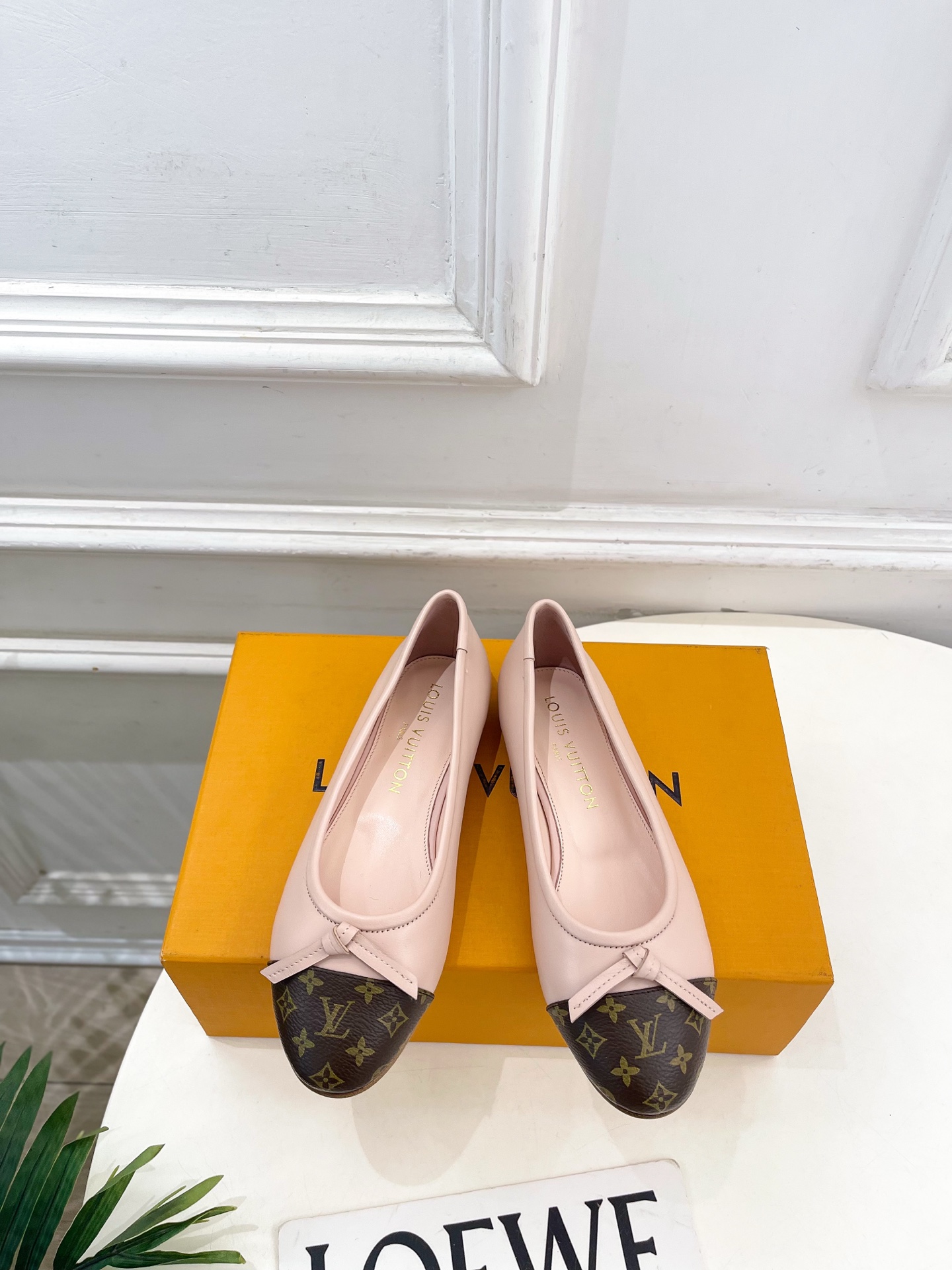 NO:784002,Out of LV | Louis Vuitton 26 2026 spring and summer new products. The top version is the same as the original version. The counter focuses on the latest LV bow flat ballet shoes. Hard goods are new. BS purchasing level!  Full of high-end feel!  A popular model among bloggers at home and abroad, it is retro, fashionable and looks great on your feet!  Official website main recommendation★ ━━━━━ t ━━━━━ Original high-customized sheepskin/sheepskin upper, imported sheepskin lining, original Italian leather outsole, shoe size: 35-39 (customized 34, 40, 41, 42), ballet shoes, louis vuitton, louis  vuitton,sheepskin,sheep,Leather soles19860909出 LV | 路易威登 26 2026春夏新品 顶级版本原版一致 专柜主打最新款LV 蝴蝶结平底芭蕾舞鞋 硬货上新 BS代购级别！高级感十足！国内外博主刷爆的一款,复古又时髦上脚美炸了！官网主推款★ ━━━━━ t ━━━━━ 鞋面原版高定制羊猄绒/羊皮 内里进口羊皮里 大底原版意大利真皮大底 鞋码: 35-39（34、40、41、42定制）,芭蕾舞鞋,louis vuitton,louis vuitton,sheepskin,sheep,Leather soles,Women's Shoes