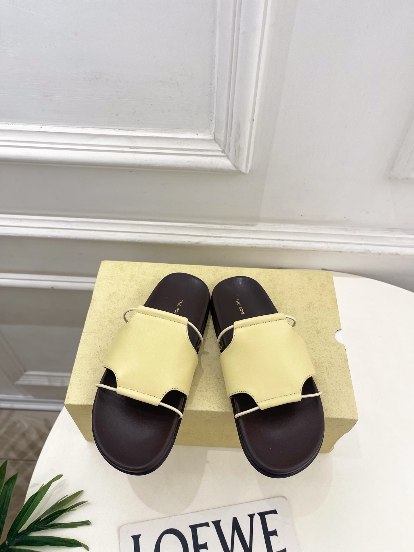 NO:783213,The row 2026 spring and summer new product minimalist retro casual lazy slippers ———————— As the most popular designer brand in the past two years, the design is simple, the details are clever, fresh and refined!  If you don’t want to hit the streets with random styles, you can check out this brand. It’s relatively niche but is so easy to match. You can see this brand everywhere on Instagram and Xiaohongshu!  BS original version customized one to one!  Original custom-made cowhide for the upper, imported mixed sheepskin lining, original molded custom-made non-slip outsole, high flat heel, code number 35~39 (40.41 custom made, non-refundable) No. 4045, slippers, slippers, cowhide, sheepskin19860909The row 2026春夏新品 极简复古休闲懒人拖鞋 ————————— 作为这两年最受欢迎的设计师牌,设计简单、细节巧妙、清新脱俗！ 不想满大街撞款的可以看看这个品牌,比较小众却又是那么好搭配,ins、小红书随处可见这个品牌的身影 ！BS原版一比一定制！ 鞋面原版特定制牛皮 内里进口混种羊皮 大底原版开模定制防滑大底 跟高平底 码数35~39(40.41订做不退换） 编号4045,拖鞋,slippers,cowhide,sheepskin,Women's Shoes