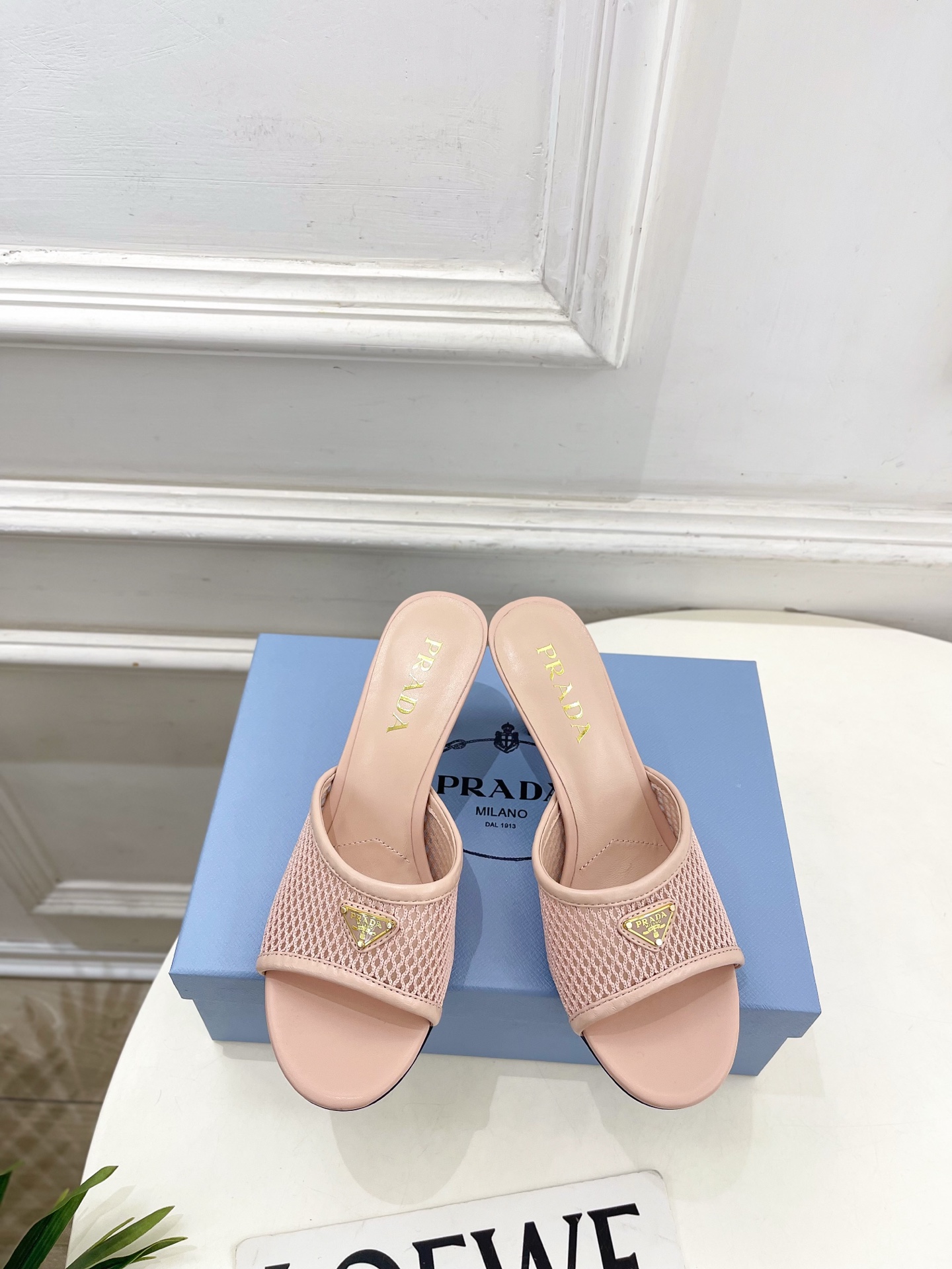 NO:783204,PRADA 26 2026 spring and summer new products, counter catwalk style, triangular logo hollow mesh high-heeled slippers series, original high-customized mesh upper, imported water-dyed sheepskin lining, original imported genuine leather outsole, 7cm heel height, shoe size: 35-39 (40, 41 custom-made, non-returnable) (please specify the original airplane box 10 when placing an order)  No. 2604045, high heels and slippers, prada, prada, high heels, slippers, sheepskin, Leather soles19860909PRADA 普拉达 26 2026春夏新品 专柜走秀款 三角标镂空网面高跟拖鞋 系列 鞋面原版高定制网面 内里进口水染羊皮 大底原版进口真皮大底 跟高7cm 鞋码:35-39（40、41定做不退换）（下单注明原版飞机盒10）  编号2604045,高跟鞋拖鞋,prada,prada,high heels,slippers,sheepskin,Leather soles,Women's Shoes