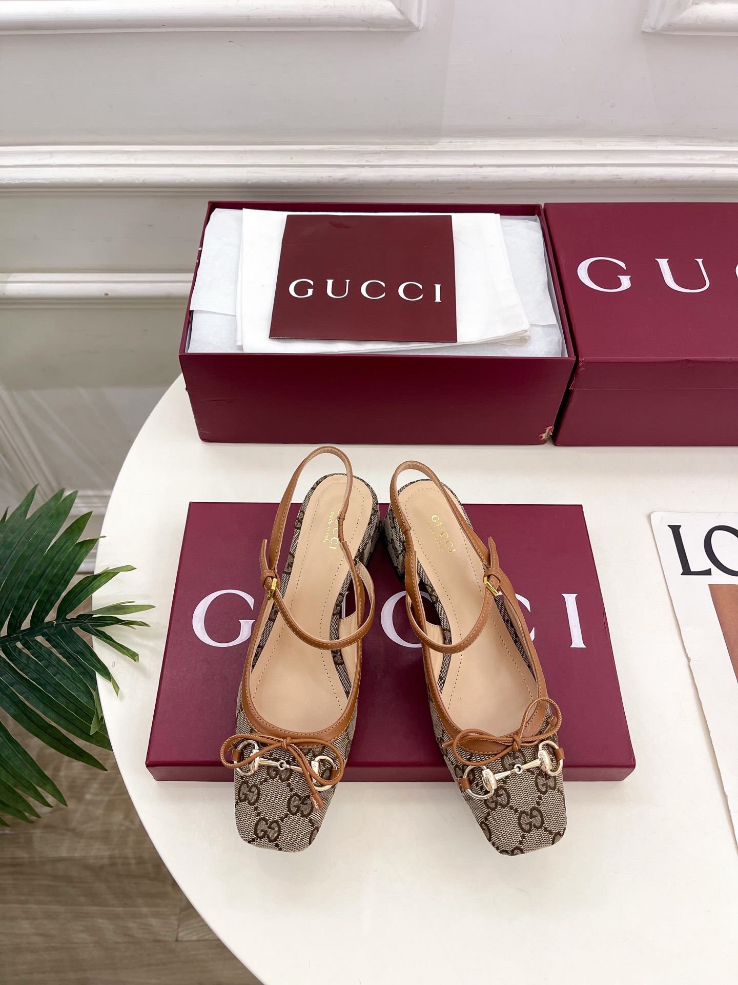 NO:783196,Gucci | Gucci 26 G’s main series is finally released, and the products are worth looking forward to!  Original classic, create new design, 2026 spring and summer new product, classic horsebit bow sandals with empty back, purchasing agent level!  Full of high-end feel!  A favorite among bloggers at home and abroad, it is retro and fashionable, easy to wear and looks great on your feet!  Mainly recommended by BS official website, new colors are continuously updated ━━━━━t ━━━━━ Highly customized upper with imported GG canvas. Lining: imported sheepskin lining. Outsole. Genuine leather outsole imported from Italy. Heel height 4.5cm. Shoe size: 35-39 (40.41. can be customized)  No. 2604045,sandals,gucci,gucci,gucci,sandals,sheepskin,Leather soles19860909Gucci | 古驰 26  G家 主打系列终于面世,狠货值得期待！原有的经典 创造新设计 2026春夏新品 经典马衔扣蝴蝶结后空凉鞋 代购级别！高级感十足！国内外博主刷爆的一款,复古又时髦 穿搭简便 上脚美炸了！BS官网主推,新色持续更新 ━━━━━ t ━━━━━ 鞋面高定制进口GG帆布  内里: 进口羊皮里 大底意大利进口真皮大底 跟高4.5cm 鞋码: 35-39（40.41.可定制）  编号2604045,凉鞋,gucci,gucci,gucci,sandals,sheepskin,Leather soles,Women's Shoes