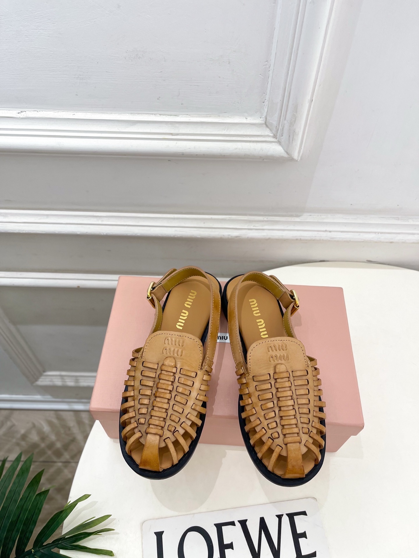 NO:783187,Miu Miu | Miu Miu 26 counter features the latest styles, 2026 spring and summer new products, monogram woven hollow Roman sandals, hot new arrival!  BS Miaojia's high-end products, top-notch craftsmanship to create exquisite quality, unparalleled comfort, it is definitely a love at first sight!  Fashionable and versatile, a must-have for everyone!  T19860909Miu Miu | 缪缪 26 专柜主打最新秀款 2026春夏新品 字母编织镂空罗马凉鞋 火爆上新！ BS缪家高货 顶级工艺打造精品质感 无敌舒适 绝对是一见钟情款！时尚百搭,人手必备！ ━━━━━ t ━━━━━ 鞋面原版特定羊皮  内里: 进口羊皮里 大底原版开模定制防滑大底 跟高平底 鞋码: 35-39(40.41定制不退换）  编号2604045,凉鞋,miumiu,sandals,sheepskin,Women's Shoes