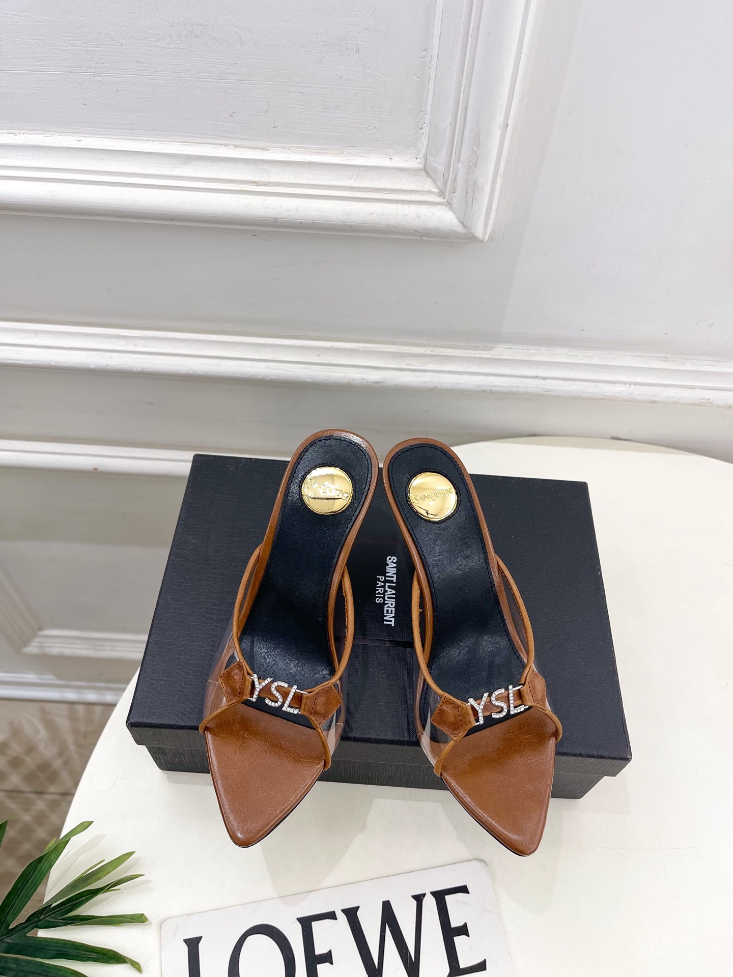 NO:783178,SAIN*LAURENT 26 2026 spring and summer new product Rhinestone YSL letter film metal high-heeled slippers are new —————————————— The top version of YSL is super beautiful. The Hentiangao series is launched in a new interpretation!  Full of high-end feeling!  Extremely fashionable~ You can match it with any dress or skirt. The upper is made of highly customized imported transparent film. The lining is imported mixed sheepskin. The outsole is genuine leather imported from Italy. The heel height is 8cm. The size is 35-39 (40 and 41 can be customized). Price No. 2604045, high heels and slippers, saint laurent, saint laurent, saint laurent, high heels, slippers, skirts, sheepskin, Leather.  soles19860909SAIN*LAURENT 圣罗兰 26 2026春夏新品 水钻YSL字母胶片金属高跟拖鞋上新 —————————————— 顶级版YSL超美的一款 恨天高 系列以全新的诠释方式首发！满满的高级感 ！时尚度爆棚～无论裙装 、裙装都随意搭配. 鞋面高定制进口透明胶片 内里进口混种羊皮里 大底意大利进口真皮大底 跟高8cm 码数35-39（40、41可定做） 价格 编号2604045,高跟鞋拖鞋,saint laurent,saint laurent,saint laurent,high heels,slippers,skirts,sheepskin,Leather soles,Women's Shoes