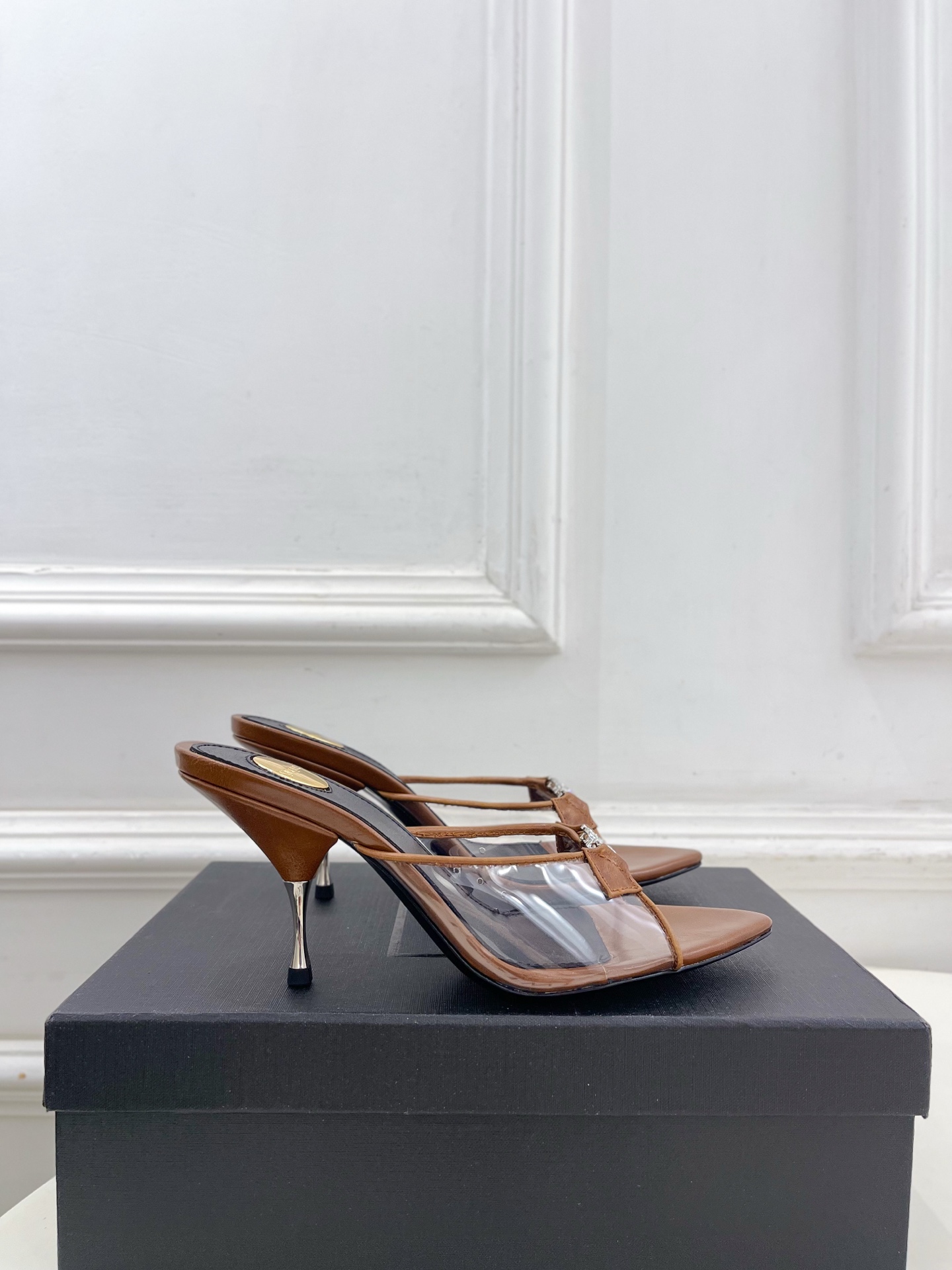 Женские сандалии Saint Laurent с кристаллами