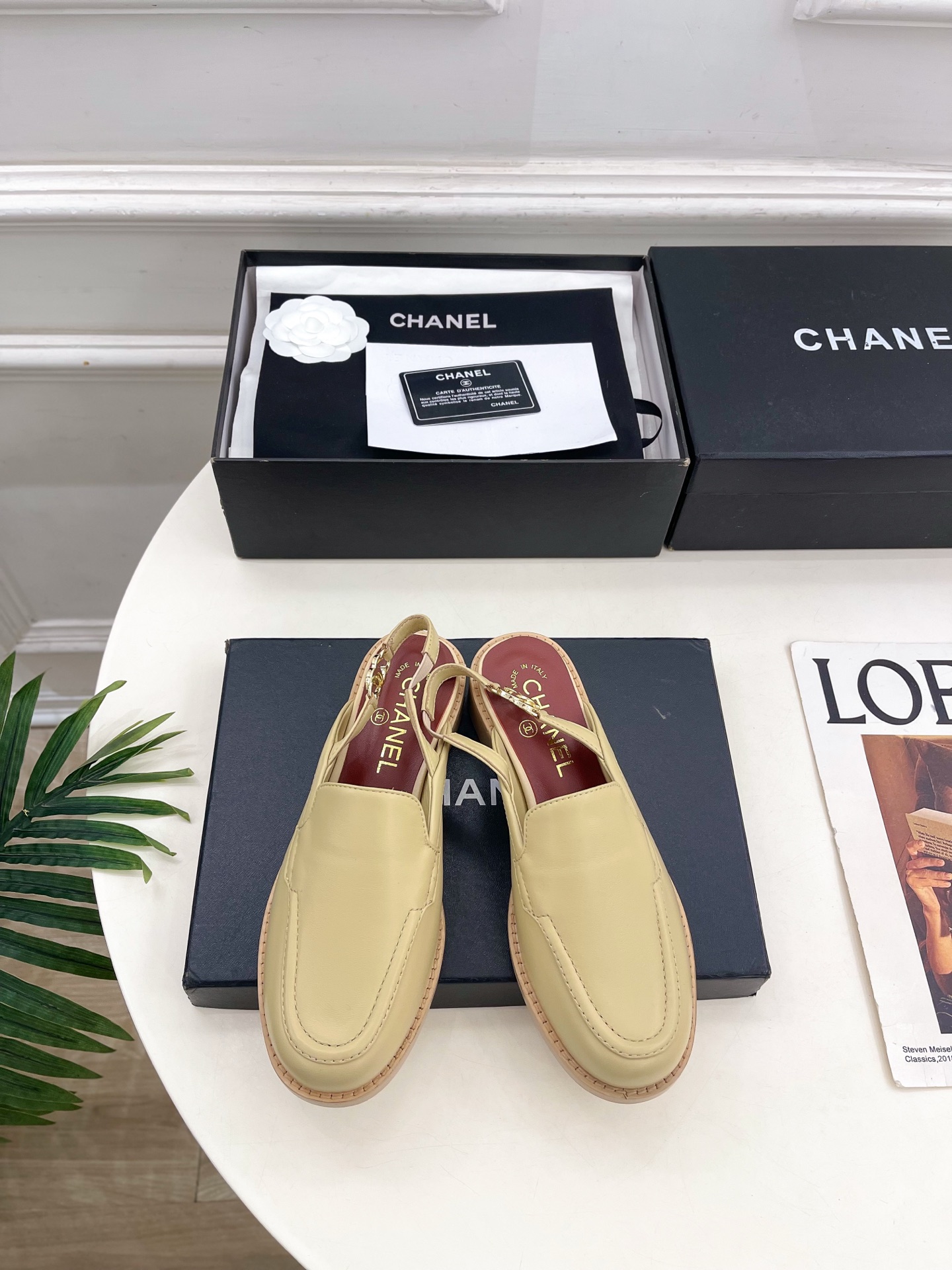 NO:783172,| Xiaoxiang 26 2026 spring and summer new products, classic catwalk models in the counter, Xiaoxiang double-C British style loafers, empty back sandals, new series, the absolute best in the BS fashion circle, the matching will interpret the meticulous, minimalist, classic elements that will never fade away, showing a unique dressing style that is too beautiful to say, a must-have for summer... ━━━━━ t  ━━━━━ Original high-customized calfskin upper, imported silk sheepskin lining, original Italian genuine leather outsole, 3cm heel height, shoe size: 35-39 (40.41 customized, non-returnable) No. 2604043, loafers, sandals, cowhide, sheepskin, Leather soles19860909| 小香 26 2026 春夏新品 专柜经典走秀款 小香双C英伦风乐福鞋 后空凉鞋 系列上新 BS时尚圈的绝绝子 搭配将演绎着细致 极简 永不褪去的经典元素 展现与众不同的穿搭风格美到无话可说 夏季必入款…… ━━━━━ t ━━━━━ 鞋面原版高定制小牛皮 内里进口丝绸羊皮里 大底原版意大利真皮大底 跟高3cm 鞋码: 35-39（40.41定制不退换） 编号2604043,乐福鞋凉鞋,loafers,sandals,cowhide,sheepskin,Leather soles,Women's Shoes