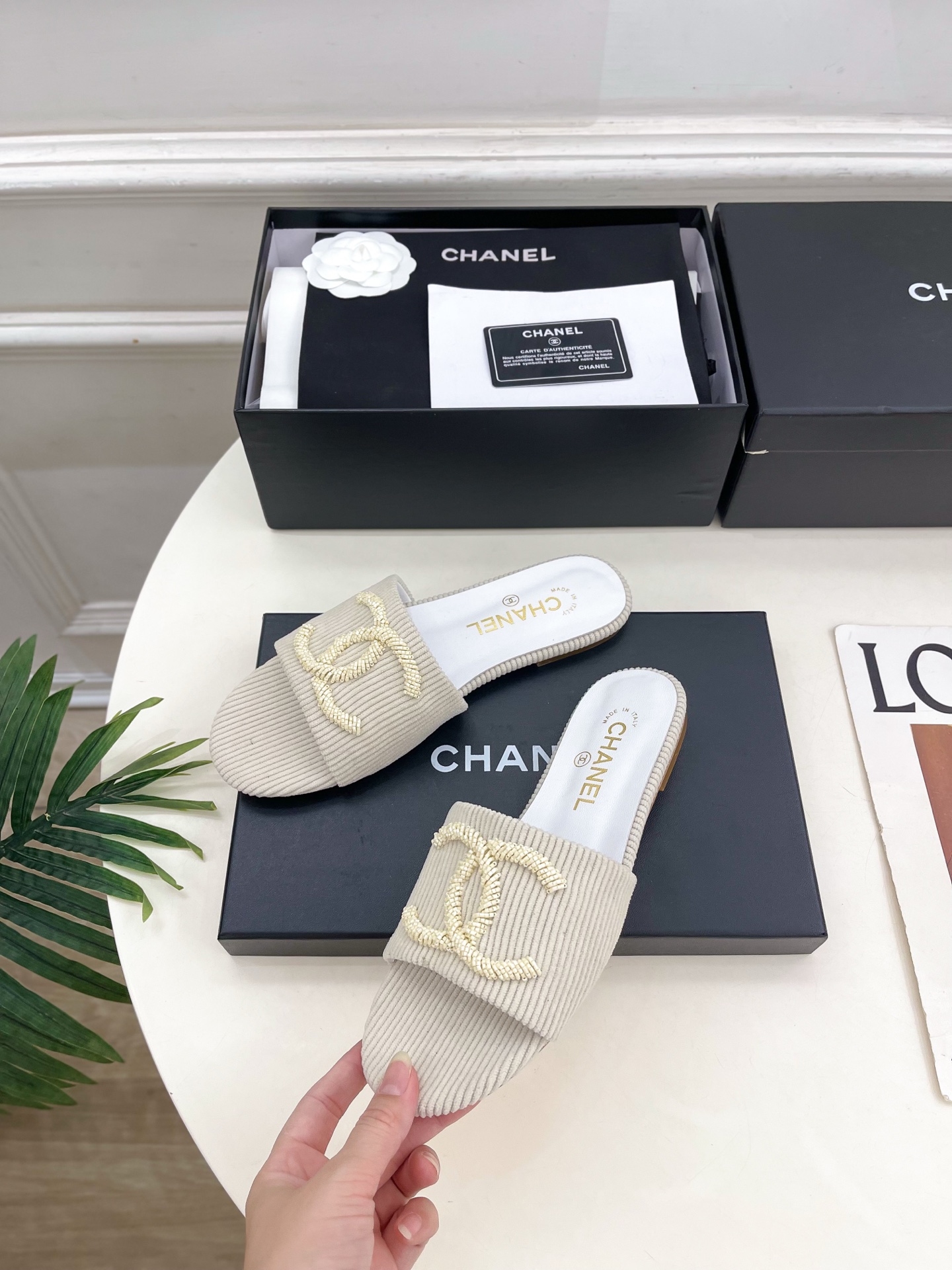 Тапочки женские сабо с декором бежевые Chanel