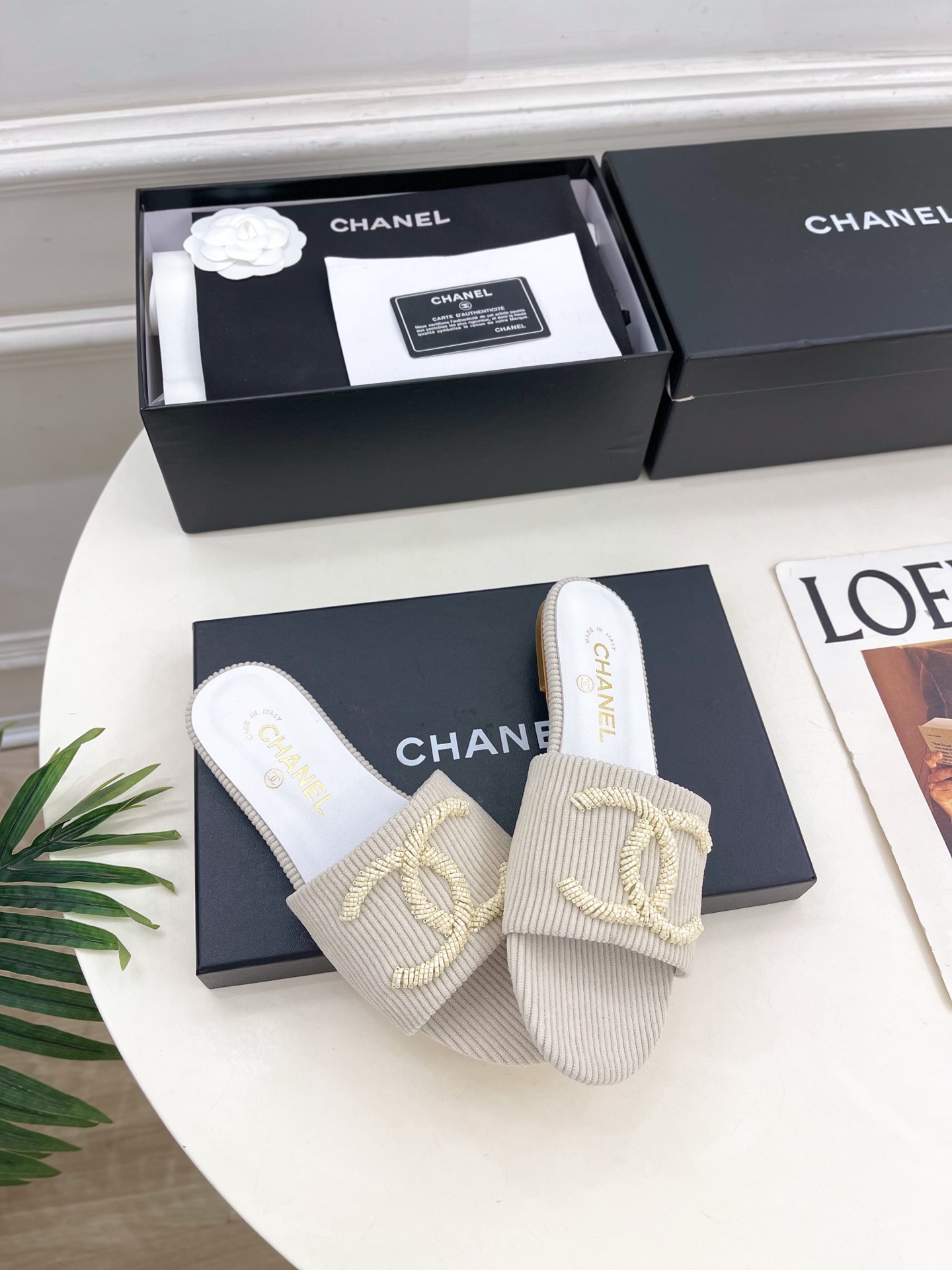 Тапочки женские сабо с декором бежевые Chanel