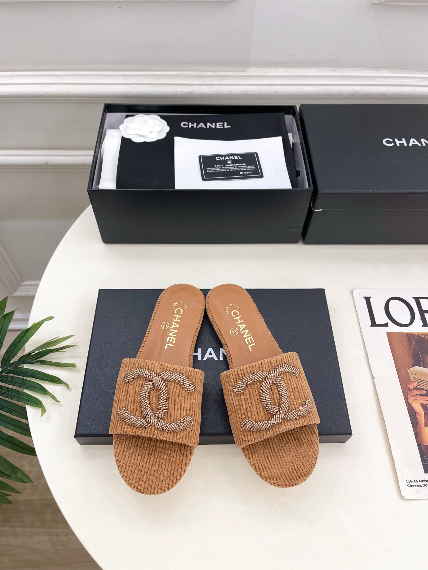 NO:783243,| Xiaoxiang 26 2026 spring and summer new products, classic catwalk models in the counter, Xiaoxiang's large double C corduroy flat slippers are new in the series. The absolute best in the BS fashion circle. The matching will interpret the meticulous, minimalist and never-fading classic elements, showing a unique dressing style that is too beautiful to say. A must-have item for summer... ━━━━━ t ━━━━━  Original high-customized fabric for the upper, imported silk sheepskin lining, original Italian leather outsole, high flat heel, shoe size: 35-39 (40.41 customized, non-returnable) No. 2604043, slippers, slippers, sheepskin, Leather soles19860909| 小香 26 2026 春夏新品 专柜经典走秀款 小香大双C灯芯绒平底拖鞋 系列上新 BS时尚圈的绝绝子 搭配将演绎着细致 极简 永不褪去的经典元素 展现与众不同的穿搭风格美到无话可说 夏季必入款…… ━━━━━ t ━━━━━ 鞋面原版高定制面料 内里进口丝绸羊皮里 大底原版意大利真皮大底 跟高平底 鞋码: 35-39（40.41定制不退换） 编号2604043,拖鞋,slippers,sheepskin,Leather soles,Women's Shoes