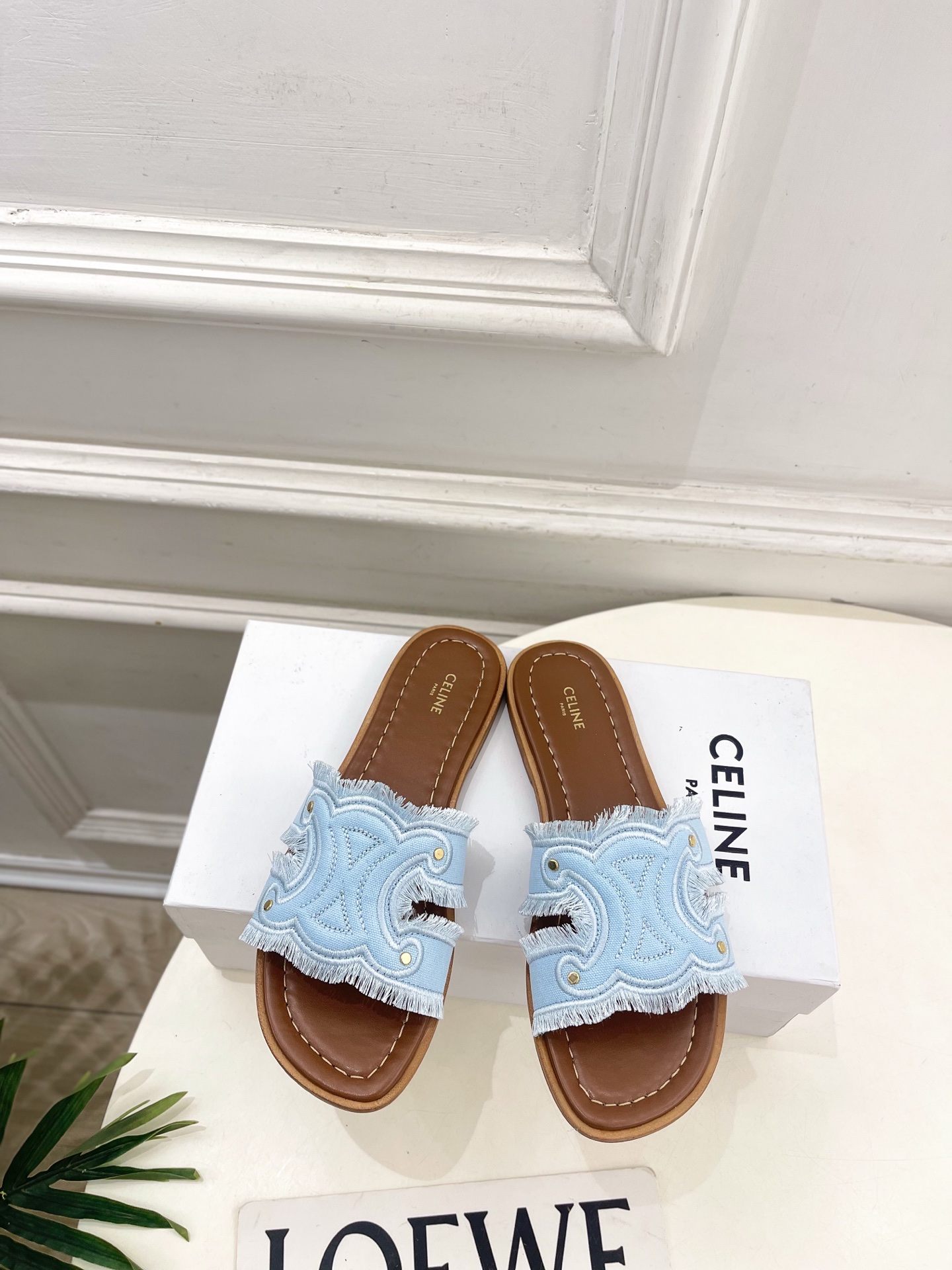 NO:783211,CELINE | Celine 26 2026 spring and summer latest hot style MARINA Arc de Triomphe embroidered tassel slippers series is new!  Celine this season of BS is really cool and unique. You must buy a pair of celing slippers this year. They are retro style classics. They are super versatile, simple and elegant. They can be matched casually with skirts and trousers. They have a perfect look that shows off its brand atmosphere. ━━━━━ t ━━━━━ Original high-customized upper, imported goat leather lining  Outsole Original imported genuine leather outsole Shoe size: 35-39 (40.41.42 customization is not returnable) No. 2604022, slippers, celine, celine, slippers, skirts, sheepskin, Leather soles19860909CELINE | 赛琳 26 2026春夏最新爆款 MARINA凯旋门刺绣流苏拖鞋系列 上新！ BS这一季的赛琳真的是开了挂、太有特色了  今年必须要入手一双celing 拖鞋 ,复古风经典款 超级百搭 简单大气 无论裙装裤装都能随意搭配 妥妥的颜霸 无不彰显它的品牌气息. ━━━━━ t ━━━━━ 鞋面原版高定制鞋面 内里进口山羊皮里 大底原版进口真皮大底 鞋码: 35-39（40.41.42定制不退换） 编号2604022,拖鞋,celine,celine,slippers,skirts,sheepskin,Leather soles,Women's Shoes