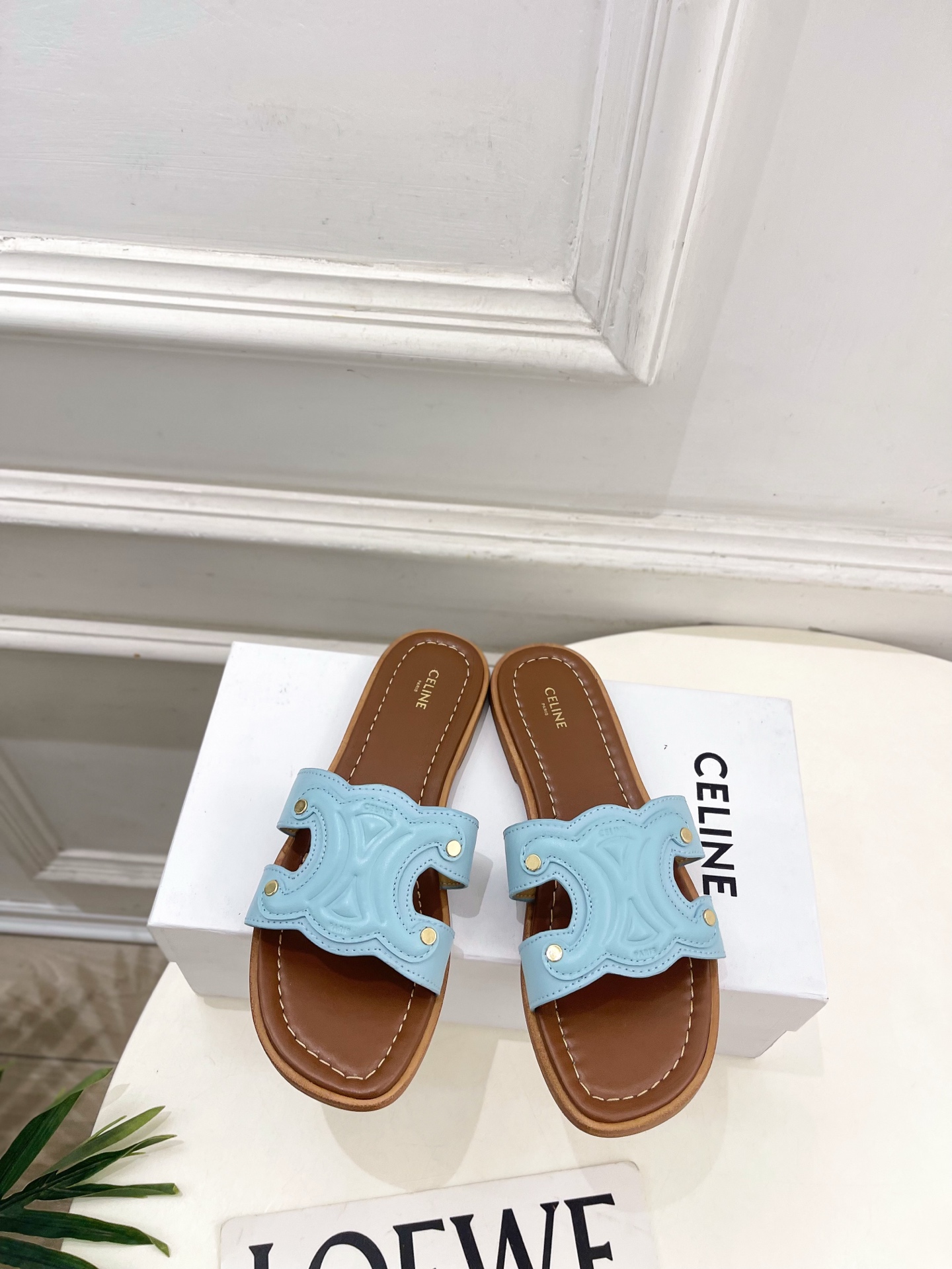 NO:783219,CELINE | Celine 26 The latest hot style MARINA Arc de Triomphe flat slippers series for spring and summer 2026 is new!  Celine of BS this season is really cool and unique. You must buy a pair of celing slippers this year. They are retro-style classics. They are super versatile, simple and elegant. They can be matched with skirts and trousers at will. The perfect look shows off its brand atmosphere. ━━━━━t ━━━━━ The upper is made of original high-customized cowhide and the lining is imported goatskin.  Outsole Original imported genuine leather outsole Shoe size: 35-39 (40.41.42 customization is not returnable) No. 2604022, slippers, celine, celine, slippers, skirts, cowhide, sheepskin, Leather soles19860909CELINE | 赛琳 26 2026春夏最新爆款 MARINA凯旋门平底拖鞋系列 上新！ BS这一季的赛琳真的是开了挂、太有特色了  今年必须要入手一双celing 拖鞋 ,复古风经典款 超级百搭 简单大气 无论裙装裤装都能随意搭配 妥妥的颜霸 无不彰显它的品牌气息. ━━━━━ t ━━━━━ 鞋面原版高定制牛皮 内里进口山羊皮里 大底原版进口真皮大底 鞋码: 35-39（40.41.42定制不退换） 编号2604022,拖鞋,celine,celine,slippers,skirts,cowhide,sheepskin,Leather soles,Women's Shoes