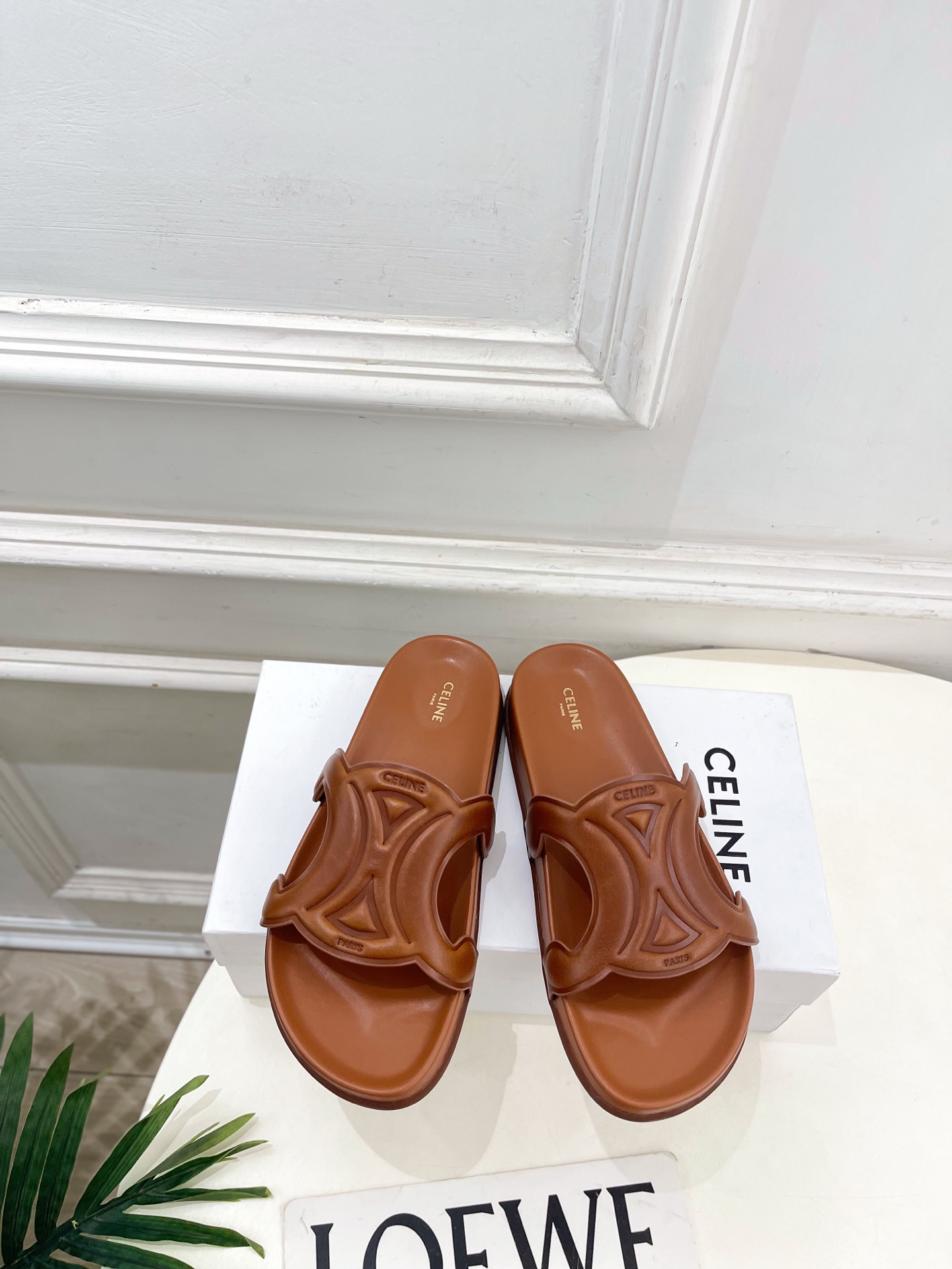 NO:783227,CELINE | Celine 26 The latest hot style of 2026 spring and summer Arc de Triomphe casual lazy beach slippers series is new!  Celine of BS this season is really cool and unique. You must buy a pair of celing slippers this year. They are retro-style classics. They are super versatile, simple and elegant. They can be matched with skirts and trousers. They have a perfect look and show off its brand atmosphere. ━━━━━ t ━━━━━ The upper is original high-custom calfskin/cow leather.  Lined with imported goatskin, outsole with original molding and customized non-slip outsole. Shoe size: 35-39 (40.41. Customization is non-refundable). No. 2604022, slippers, celine, celine, slippers, skirts, cowhide, sheepskin19860909CELINE | 赛琳 26 2026春夏最新爆款 凯旋门休闲懒人沙滩拖鞋 系列上新！ BS这一季的赛琳真的是开了挂、太有特色了  今年必须要入手一双celing 拖鞋 ,复古风经典款 超级百搭 简单大气 无论裙装裤装都能随意搭配 妥妥的颜霸 无不彰显它的品牌气息. ━━━━━ t ━━━━━ 鞋面原版高定制小牛皮/牛猄 内里进口山羊皮里 大底原版开模定制防滑大底 鞋码: 35-39（40.41.定制不退换） 编号2604022,拖鞋,celine,celine,slippers,skirts,cowhide,sheepskin,Women's Shoes
