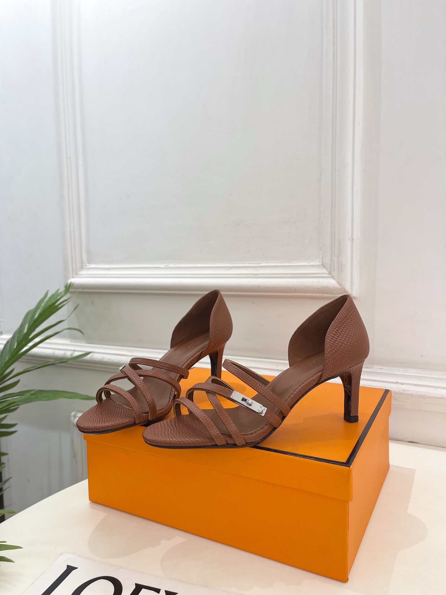 Женские кожаные босоножки на каблуке с ремешками и фурнитурой Hermès