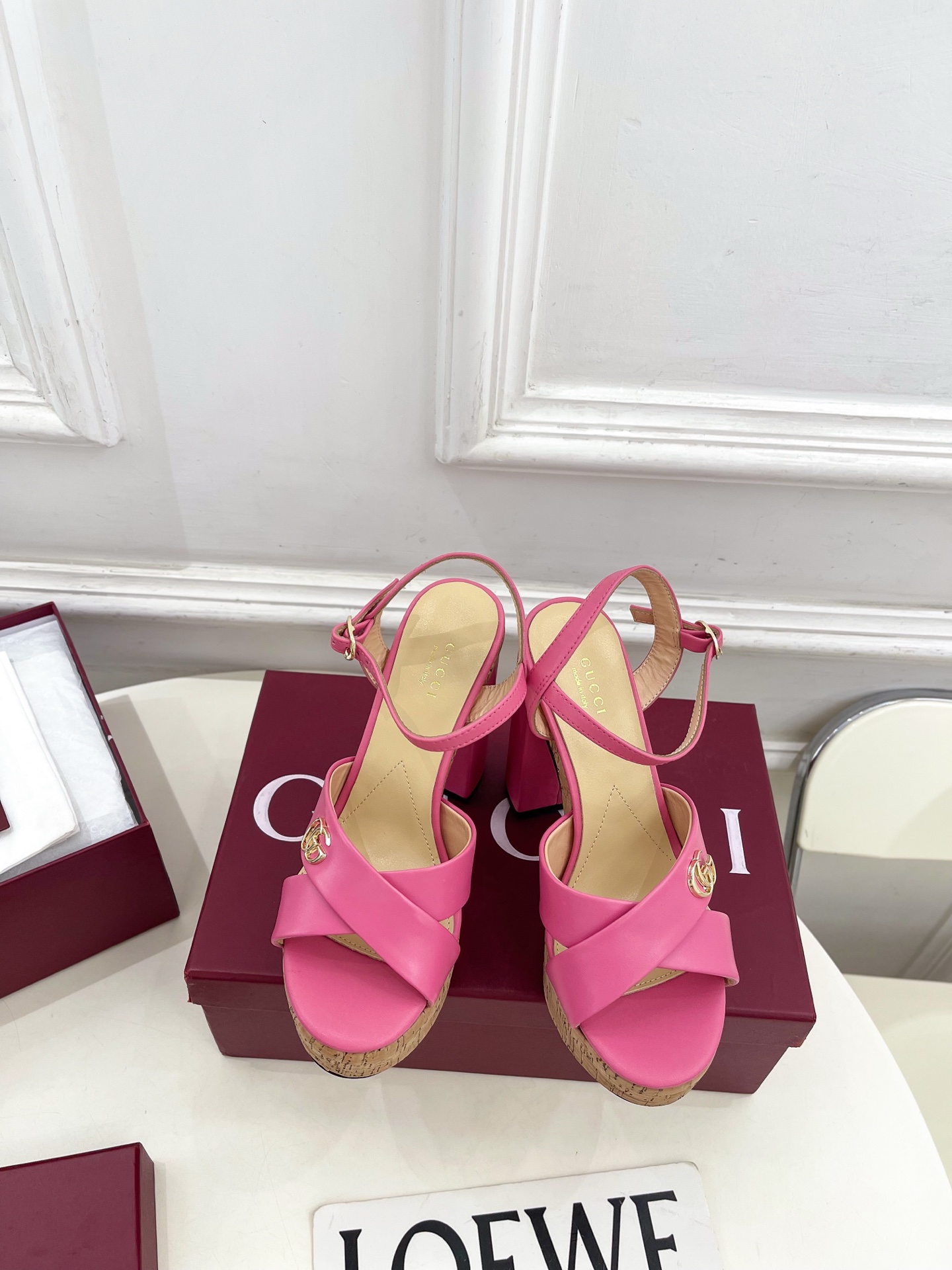 NO:783177,Gucci | Gucci 26 G’s main series is finally released, and the products are worth looking forward to!  Original classic, create new design, 2026 spring and summer new product, classic double G cross-strap high-heeled platform sandals, purchasing agent level!  Full of high-end feel!  A favorite among bloggers at home and abroad, it is retro and fashionable, easy to wear and looks great on your feet!  BS official website mainly recommends, new colors are constantly updated ━━━━━ t ━━━━━ Upper highly customized imported cowhide lining: imported sheepskin lining outsole Italian imported genuine leather outsole Heel height 12cm, front platform 4cm Shoe size: 35-39 (40.41. can be customized)  No. 2604045, high heels sandals, gucci, gucci, gucci, sandals, high heels, cowhide, sheepskin, Leather soles19860909Gucci | 古驰 26  G家 主打系列终于面世,狠货值得期待！原有的经典 创造新设计 2026春夏新品 经典双G交叉带高跟防水台凉鞋 代购级别！高级感十足！国内外博主刷爆的一款,复古又时髦 穿搭简便 上脚美炸了！BS官网主推,新色持续更新 ━━━━━ t ━━━━━ 鞋面高定制进口牛皮  内里: 进口羊皮里 大底意大利进口真皮大底 跟高12cm、前水台4cm 鞋码: 35-39（40.41.可定制）   编号2604045,高跟鞋凉鞋,gucci,gucci,gucci,sandals,high heels,cowhide,sheepskin,Leather soles,Women's Shoes