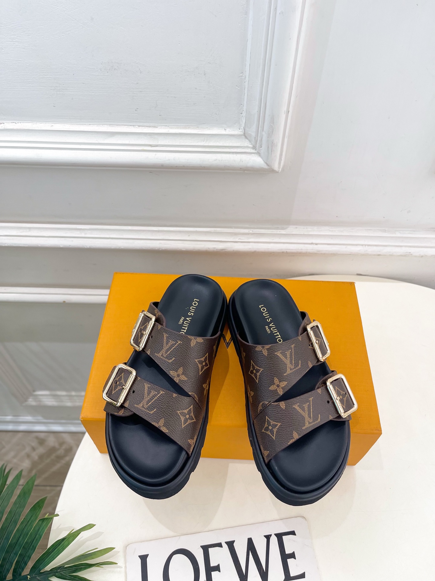 NO:783164,LV | Louis Vuitton 26 2026 spring and summer new product top version, the main counter is classic presbyopic double buckle couple slippers, new hard goods, BS purchasing level!  Full of high-end feel!  A popular model among bloggers at home and abroad, it is retro, fashionable and looks great on your feet!  The official website's main recommendation★ ━━━━━ t ━━━━━ Original custom-made presbyopia leather/lamb lining for the upper: Imported lambskin Outsole Original molded foam outsole Shoe size: Women's code 35-39 (40.41.42 customized) Men's code 39-44 (45. can be customized) Women's Men's  No. 4045, slippers, louis vuitton, louis vuitton, slippers, sheepskin, sheep19860909LV | 路易威登26 2026春夏新品顶级版本 专柜主打 经典老花双扣带情侣款拖鞋 硬货上新 BS代购级别！高级感十足！国内外博主刷爆的一款,复古又时髦上脚美炸了！官网主推款★ ━━━━━ t ━━━━━ 鞋面原版定制老花皮/羊猄  内里: 进口小羊皮 大底原版开模发泡大底 鞋码: 女码35-39（40.41.42定制） 男码39-44（45.可定制） 女款 男款 编号4045,拖鞋,louis vuitton,louis vuitton,slippers,sheepskin,sheep,Women's Shoes