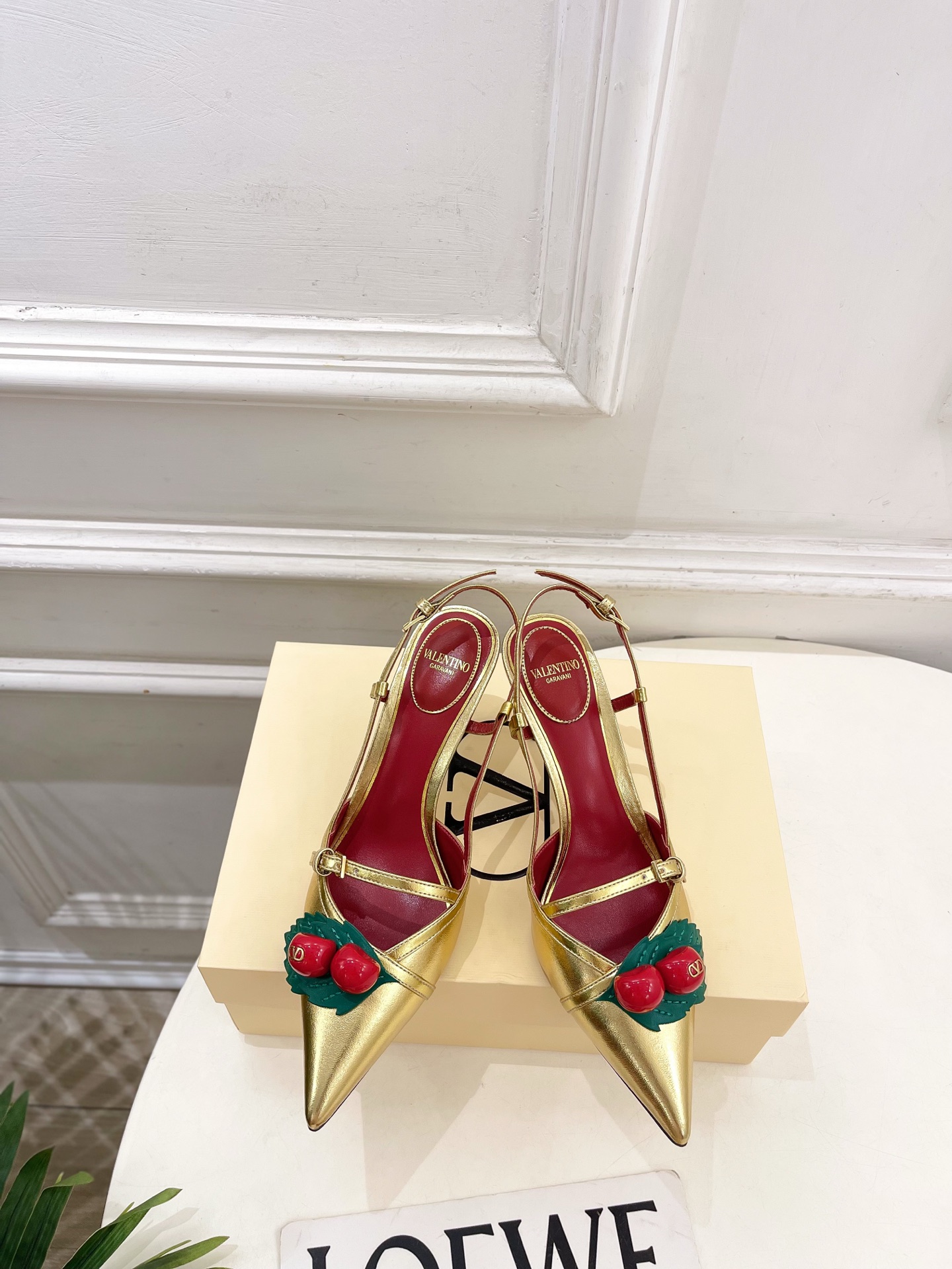 NO:783152,Valentino Valentino 26 2026 Spring and Summer New Product VT Cherry Pointed Back Hollow Sandals New Release ———————————— Valentino Garavani’s classic “Roman Stud” series debuts in a new interpretation!  The latest golden V-buckle element is full of high-end feel!  BS is extremely fashionable ~ Original imported calfskin upper, original imported sheepskin lining, Italian genuine leather outsole, Heel height 5cm/8cm, Size 35-39 (40.41.42. Customized, non-returnable) Price No. 2604009, high heels and sandals, valentino, valentino, sandals, high heels, cowhide, sheepskin, Leather soles19860909Valentino 华伦天奴 26 2026春夏新品 VT樱桃尖头后空凉鞋 上新 —————————————— Valentino Garavani 的经典“Roman Stud”系列以全新的诠释方式首发！最新金色V扣元素 满满的高级感 ！BS时尚度爆棚～ 鞋面原版进口小牛皮 内里原版进口羊皮里 大底意大利真皮大底 跟高 5cm/8cm 码数35-39（40.41.42.定做不退换） 价格 编号2604009,高跟鞋凉鞋,valentino,valentino,sandals,high heels,cowhide,sheepskin,Leather soles,Women's Shoes