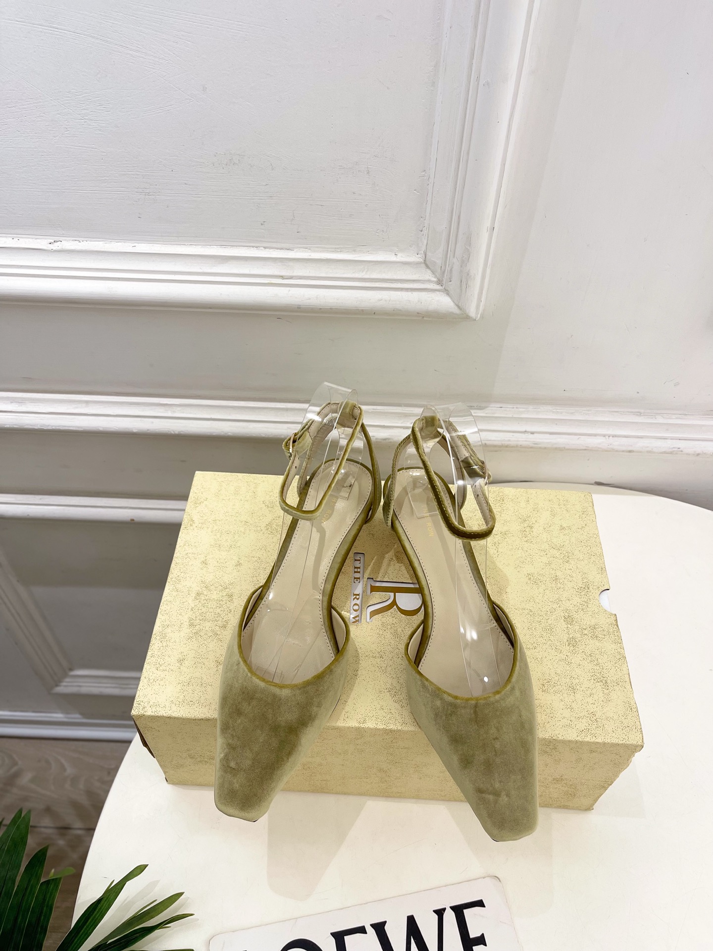 NO:783124,The row 2026 spring and summer new product minimalist small square toe back sandals ———————— As the most popular designer brand in the past two years, the design is simple, the details are clever, fresh and refined!  If you don’t want to hit the streets with random styles, you can check out this brand. It’s relatively niche but is so easy to match. You can see this brand everywhere on Instagram and Xiaohongshu!  BS original version customized one to one!  Original custom-made velvet upper, imported hybrid sheepskin lining, original imported genuine leather outsole, heel height 4.5cm, size 35~39 (40.41 custom made, non-returnable) No. 2604045, semi-slip heels, sandals, high heels, sheepskin, Leather soles19860909The row 2026春夏新品 极简小方头后空凉鞋 ————————— 作为这两年最受欢迎的设计师牌,设计简单、细节巧妙、清新脱俗！ 不想满大街撞款的可以看看这个品牌,比较小众却又是那么好搭配,ins、小红书随处可见这个品牌的身影 ！BS原版一比一定制！ 鞋面原版特定制丝绒 内里进口混种羊皮 大底原版进口真皮大底 跟高4.5cm 码数35~39(40.41订做不退换） 编号2604045,半拖高跟鞋,sandals,high heels,sheepskin,Leather soles,Women's Shoes