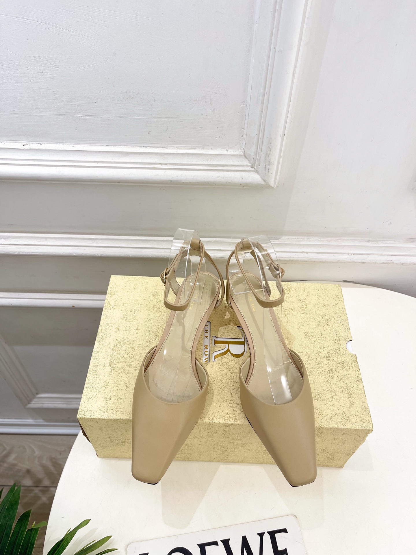 NO:783129,The row 2026 spring and summer new product minimalist small square toe back sandals ———————— As the most popular designer brand in the past two years, the design is simple, the details are clever, fresh and refined!  If you don’t want to hit the streets with random styles, you can check out this brand. It’s relatively niche but is so easy to match. You can see this brand everywhere on Instagram and Xiaohongshu!  BS original version customized one to one!  Original custom-made leather upper, imported hybrid sheepskin lining, original imported genuine leather outsole, heel height 4.5cm, size 35~39 (40.41 custom-made, non-returnable) No. 2604045, semi-slip heels, sandals, high heels, sheepskin, Leather soles19860909The row 2026春夏新品 极简小方头后空凉鞋 ————————— 作为这两年最受欢迎的设计师牌,设计简单、细节巧妙、清新脱俗！ 不想满大街撞款的可以看看这个品牌,比较小众却又是那么好搭配,ins、小红书随处可见这个品牌的身影 ！BS原版一比一定制！ 鞋面原版特定制皮面 内里进口混种羊皮 大底原版进口真皮大底 跟高4.5cm 码数35~39(40.41订做不退换） 编号2604045,半拖高跟鞋,sandals,high heels,sheepskin,Leather soles,Women's Shoes