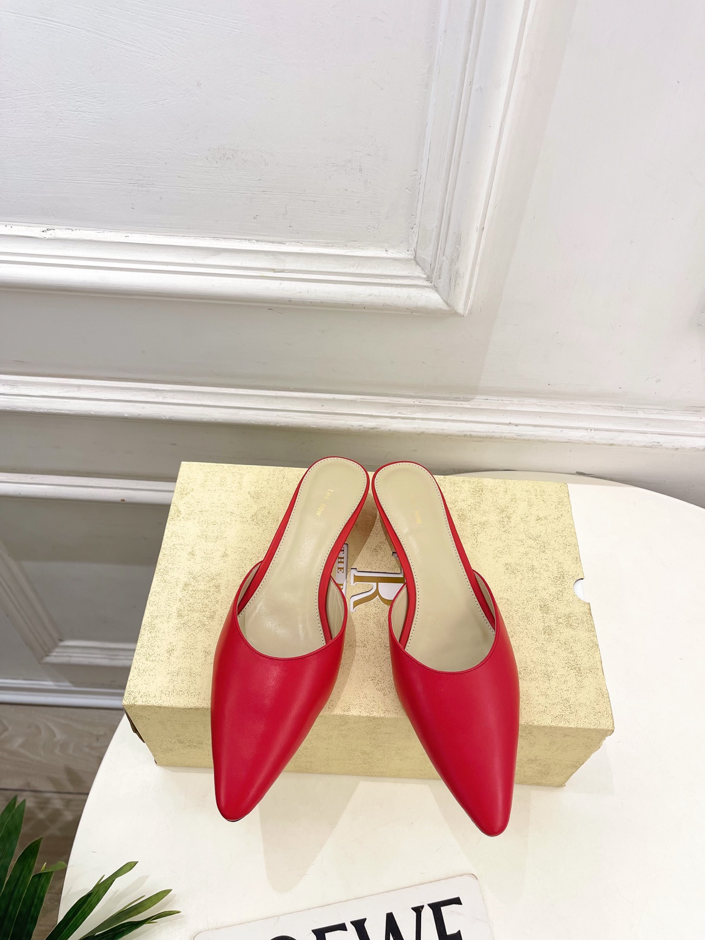 NO:783134,The row 2026 spring and summer new product minimalist pointed toe cat heel half slippers ———————— As the most popular designer brand in the past two years, the design is simple, the details are clever, fresh and refined!  If you don’t want to hit the streets with random styles, you can check out this brand. It’s relatively niche but is so easy to match. You can see this brand everywhere on Instagram and Xiaohongshu!  BS original version customized one to one!  Original custom-made leather upper, imported hybrid sheepskin lining, original imported genuine leather outsole, heel height 3.5cm, size 35~39 (40.41 custom-made, non-returnable) No. 2604045, semi-slip heels, high heels, slippers, sheepskin, Leather soles19860909The row 2026春夏新品 极简尖头猫跟半拖鞋 ————————— 作为这两年最受欢迎的设计师牌,设计简单、细节巧妙、清新脱俗！ 不想满大街撞款的可以看看这个品牌,比较小众却又是那么好搭配,ins、小红书随处可见这个品牌的身影 ！BS原版一比一定制！ 鞋面原版特定制皮面 内里进口混种羊皮 大底原版进口真皮大底 跟高3.5cm 码数35~39(40.41订做不退换） 编号2604045,半拖高跟鞋,high heels,slippers,sheepskin,Leather soles,Women's Shoes