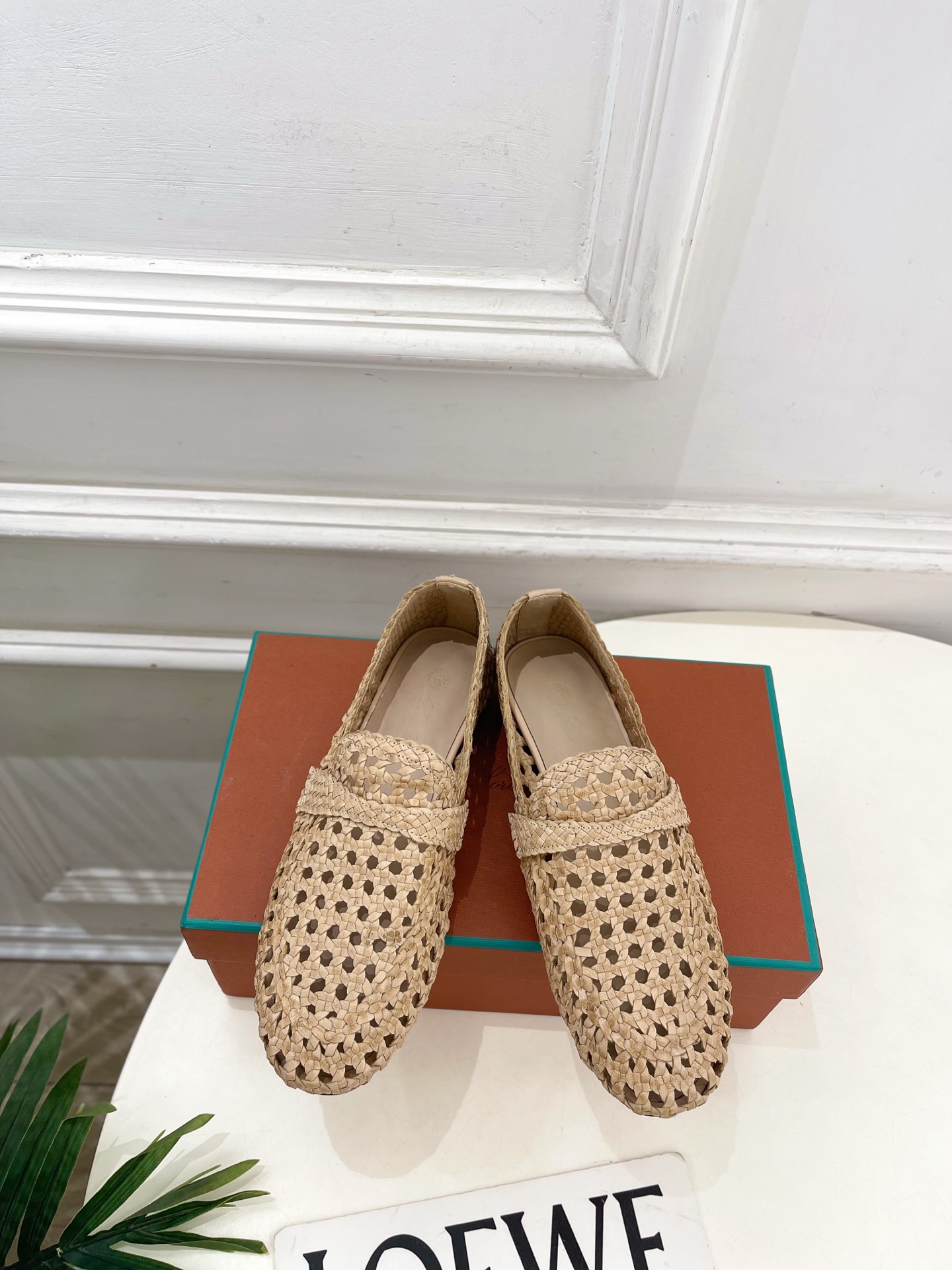 NO:783155,Loro Piana's 2026 spring and summer new product, Leon woven hollow loafers ————————— LP is Italy's top luxury brand, low-key luxury, and the designs are all consistent solid colors, simple, clever details, fresh and refined!  If you don’t want to hit the streets, you can check out this brand, Instagram, and Xiaohongshu. You can see this brand everywhere!  BS original one-to-one customization, original specific woven upper, imported sheepskin lining, original cowhide outsole, heel height 1.5cm, size 35-39 (40.41 customized, non-returnable) No. 2604045, loafers, loro piana, loro piana, loafers, cowhide, sheepskin19860909Loro Piana 乐悠翩雅 代购级别2026春夏新品 Leon编织镂空乐福鞋 ————————— LP是意大利顶级奢侈品牌 低调奢华 设计都是一贯纯色系 简单、细节巧妙、清新脱俗！ 不想满大街撞款的可以看看这个品牌、ins、小红书随处可见这个品牌的身影 ！BS原版一比一定制 鞋面原版特定编织面 内里进口羊皮里   大底原版牛皮大底 跟高1.5cm 码数35-39(40.41定制不退换） 编号2604045,乐福鞋,loro piana,loro piana,loafers,cowhide,sheepskin,Women's Shoes