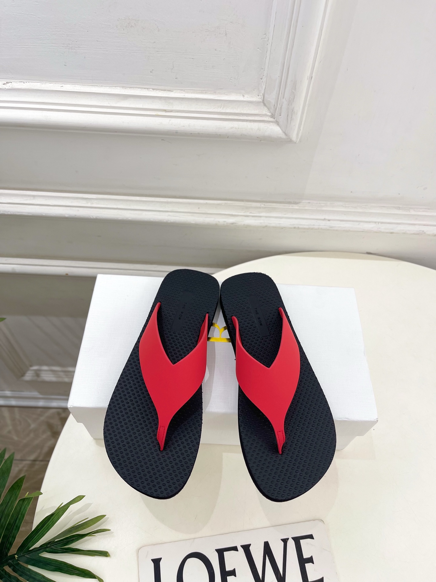 NO:783096,The row 2026 spring and summer new product minimalist casual beach flip-flops ———————— As the most popular designer brand in the past two years, the design is simple, the details are clever, fresh and refined!  If you don’t want to hit the streets with random styles, you can check out this brand. It’s relatively niche but is so easy to match. You can see this brand everywhere on Instagram and Xiaohongshu!  BS original version customized one to one!  Original custom-made upper, imported hybrid sheepskin lining, original molded outsole, custom-made non-slip outsole, high flat heel, size 35~39 (40.41 custom-made, non-returnable) No. 4045, split-toe shoes, slippers, sheepskin19860909The row 2026春夏新品 极简休闲沙滩人字拖鞋 ————————— 作为这两年最受欢迎的设计师牌,设计简单、细节巧妙、清新脱俗！ 不想满大街撞款的可以看看这个品牌,比较小众却又是那么好搭配,ins、小红书随处可见这个品牌的身影 ！BS原版一比一定制！ 鞋面原版特定制鞋面 内里进口混种羊皮 大底原版开模定制防滑大底 跟高平底 码数35~39(40.41订做不退换） 编号4045,分趾鞋,slippers,sheepskin,Women's Shoes