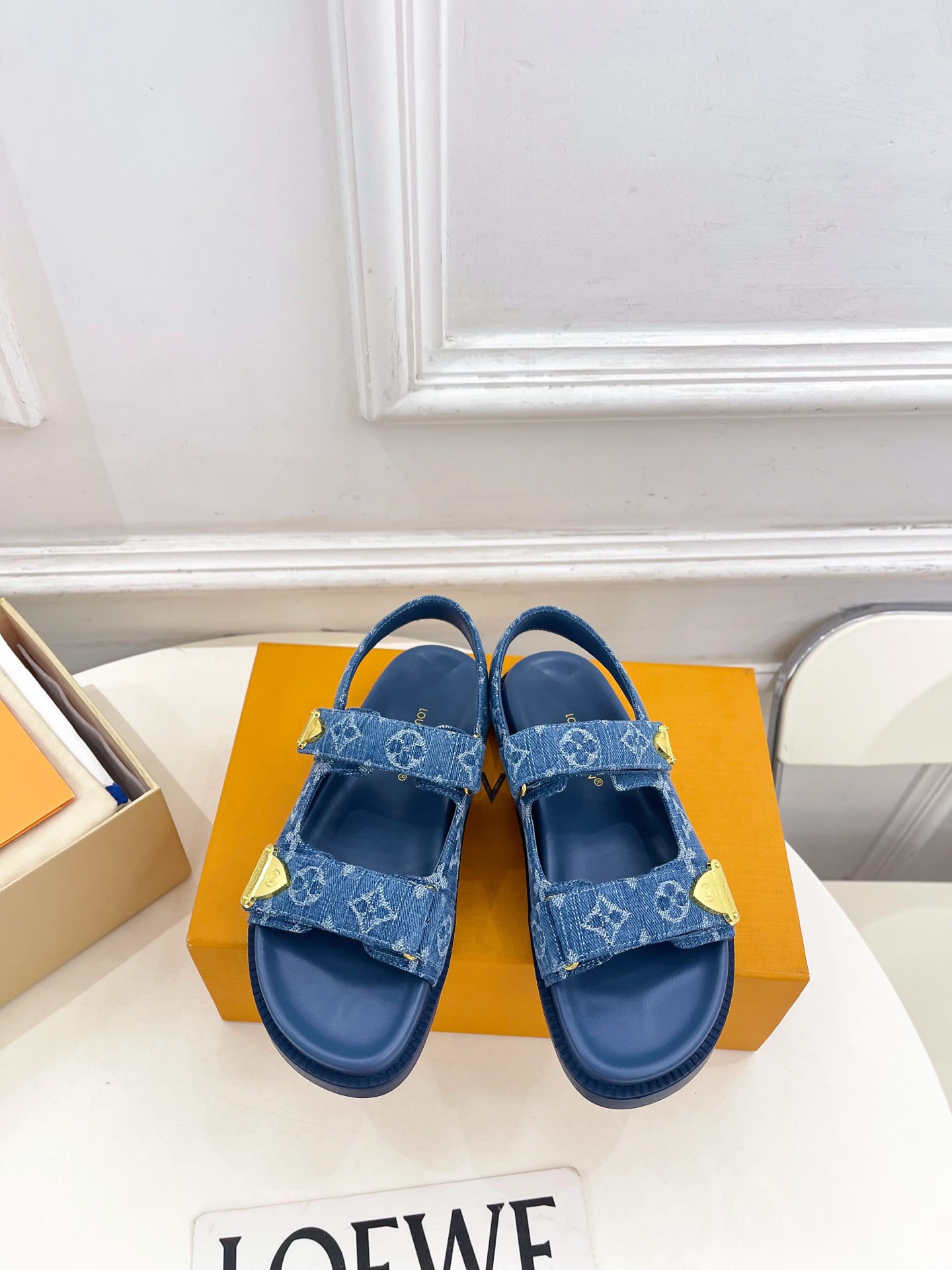 NO:783073,LV | Louis Vuitton 26 2026 spring and summer new products. The top version is the same as the original version. The counter focuses on the latest LV SUNSET COMFORT metal element Velcro flat sandals. New hard goods. BS purchasing level!  Full of high-end feel!  A popular model among bloggers at home and abroad, it is retro, fashionable and looks great on your feet!  The official website's main recommendation★ ━━━━━ t ━━━━━ Original custom-made cowhide/presbyopia/denim upper, imported sheepskin lining (full sheepskin water table), original molded rubber outsole, shoe size: 35-39 (40, 41 can be customized) No. 2604038, sandals, louis  vuitton,louis vuitton,sandals,cowhide,sheepskin19860909LV | 路易威登26 2026春夏新品 顶级版本原版一致 专柜主打最新款 LV SUNSET COMFORT金属元素魔术贴平底凉鞋 硬货上新 BS代购级别！高级感十足！国内外博主刷爆的一款,复古又时髦上脚美炸了！官网主推款★ ━━━━━ t ━━━━━ 鞋面原版定制牛皮/老花/牛仔布 内里进口羊皮里（全羊皮包水台） 大底原版开模橡胶大底 鞋码: 35-39（40、41可定制） 编号2604038,凉鞋,louis vuitton,louis vuitton,sandals,cowhide,sheepskin,Women's Shoes