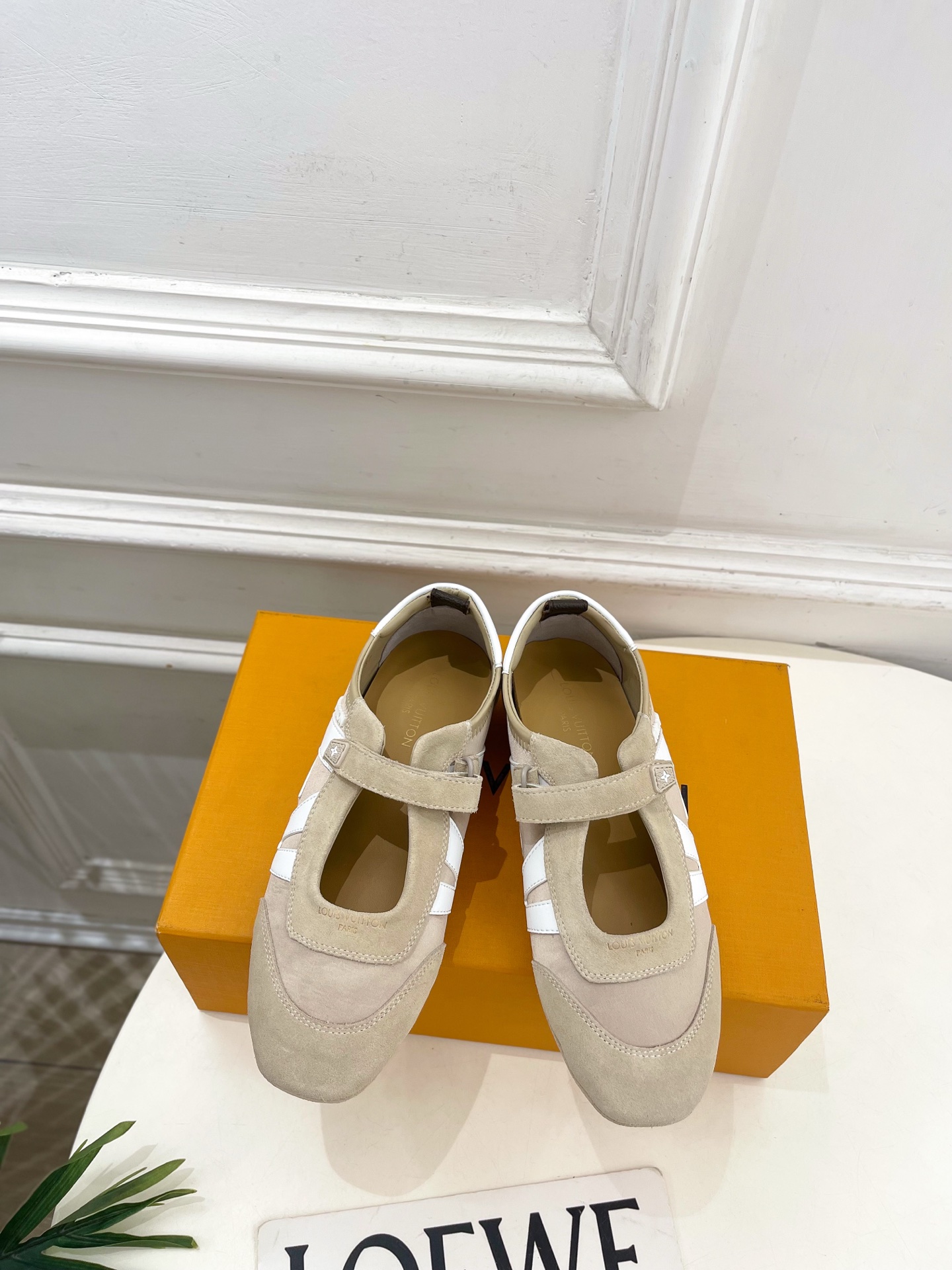 NO:783110,LV | Louis Vuitton 26 2026 spring and summer new models. The top version is the same as the original version. The counter focuses on the latest LV SNEAKERINA Mary Jane shoes. New hard goods. BS purchasing level!  Full of high-end feel!  A popular model among bloggers at home and abroad, it is retro, fashionable and looks great on your feet!  The official website's main recommendation★ ━━━━━ t ━━━━━ Highly customized presbyopia leather/high mercerized cow suede upper, imported mixed sheepskin lining, original molded rubber outsole, shoe size: 35-39 (40.41 customized, non-returnable) No. 2604030, casual shoes/sports shoes, Louis  vuitton,louis vuitton,mary jane,sneakers,sheepskin19860909LV | 路易威登 26 2026春夏新款 顶级版本原版一致 专柜主打最新款 LV SNEAKERINA 玛丽珍鞋 硬货上新 BS代购级别！高级感十足！国内外博主刷爆的一款,复古又时髦上脚美炸了！官网主推款★ ━━━━━ t ━━━━━ 鞋面高定制老花皮/高丝光牛反绒 内里进口混种羊皮里 大底原版开模橡胶大底 鞋码: 35-39（40.41定制不退换）  编号2604030,休闲鞋/运动鞋,louis vuitton,louis vuitton,mary jane,sneakers,sheepskin,Women's Shoes