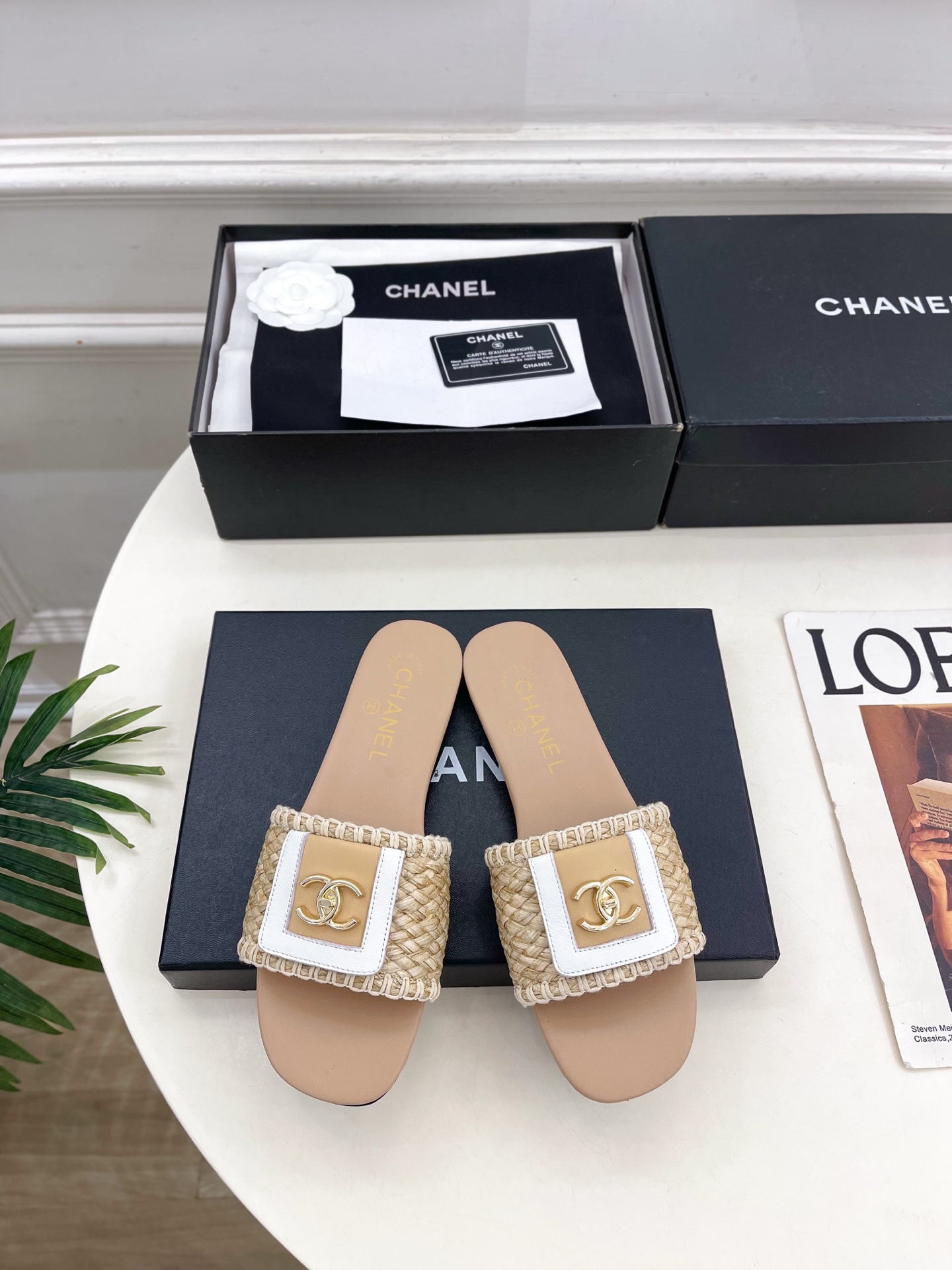 NO:783105,| Xiaoxiang 26 2026 spring and summer new products, classic catwalk models in the counter, Xiaoxiang double C clamshell woven flat slippers are new in the series. The absolute best in the BS fashion circle. The matching will interpret the meticulous, minimalist and classic elements that will never fade away. It will show a unique dressing style that is too beautiful to say. A must-have style in summer... ━━━━━ t ━━━━━  Original high-customized fabric for the upper, imported silk sheepskin lining, original Italian leather outsole, high flat heel, shoe size: 35-39 (40.41 customized, non-returnable) No. 2604043, slippers, slippers, sheepskin, Leather soles19860909| 小香 26 2026 春夏新品 专柜经典走秀款 小香双C翻盖编织平底拖鞋 系列上新 BS时尚圈的绝绝子 搭配将演绎着细致 极简 永不褪去的经典元素 展现与众不同的穿搭风格美到无话可说 夏季必入款…… ━━━━━ t ━━━━━ 鞋面原版高定制面料 内里进口丝绸羊皮里 大底原版意大利真皮大底 跟高平底 鞋码: 35-39（40.41定制不退换） 编号2604043,拖鞋,slippers,sheepskin,Leather soles,Women's Shoes