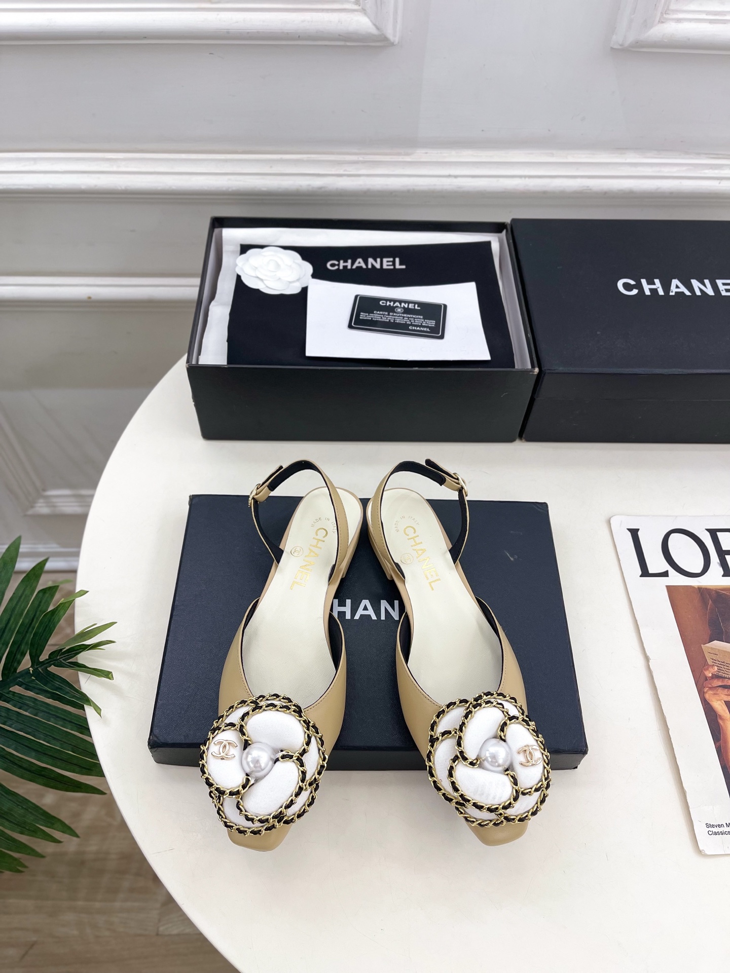 NO:783100,| Xiaoxiang 26 2026 spring and summer new products, classic catwalk style in the counter, Xiaoxiang double C chain camellia flat back sandals are new in the series. The absolute best in the BS fashion circle. The matching will interpret the meticulous, minimalist and classic elements that will never fade away. It will show a unique dressing style that is too beautiful to say. A must-have for summer... ━━━━━ t  ━━━━━ Original high-custom lambskin upper, imported silk sheepskin lining, outsole, original Italian leather outsole, high flat heel, shoe size: 35-39 (40.41 customized, non-returnable) No. 2604043,,sandals,sheepskin,Leather soles19860909| 小香 26 2026 春夏新品 专柜经典走秀款 小香双C链条山茶花平底后空凉鞋 系列上新 BS时尚圈的绝绝子 搭配将演绎着细致 极简 永不褪去的经典元素 展现与众不同的穿搭风格美到无话可说 夏季必入款…… ━━━━━ t ━━━━━ 鞋面原版高定制小羊皮 内里进口丝绸羊皮里 大底原版意大利真皮大底 跟高平底 鞋码: 35-39（40.41定制不退换） 编号2604043,,sandals,sheepskin,Leather soles,Women's Shoes